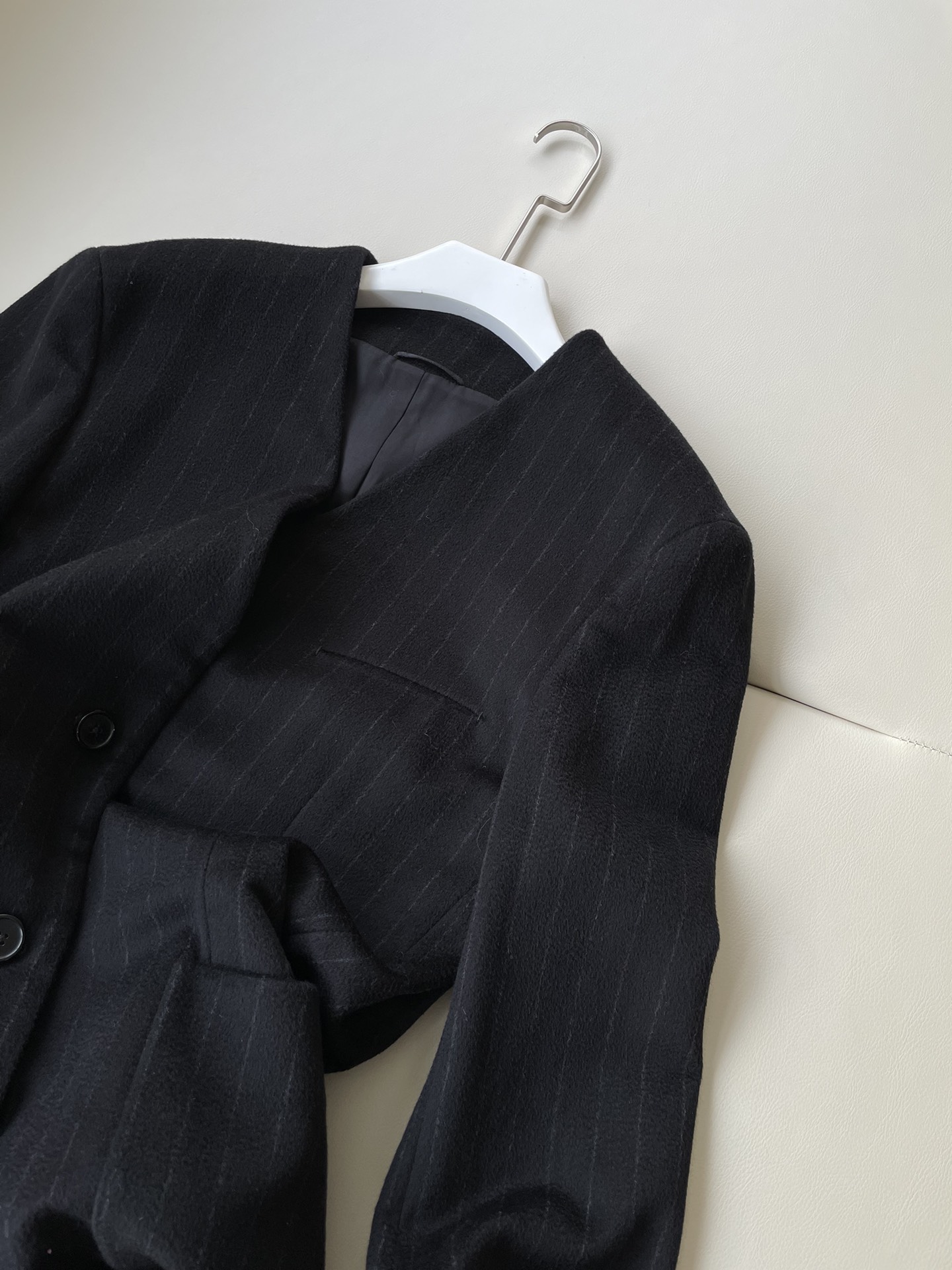 Luxurious Velvet Striped Suit with Architectural Aesthetics and Versatile Design - 图片 2