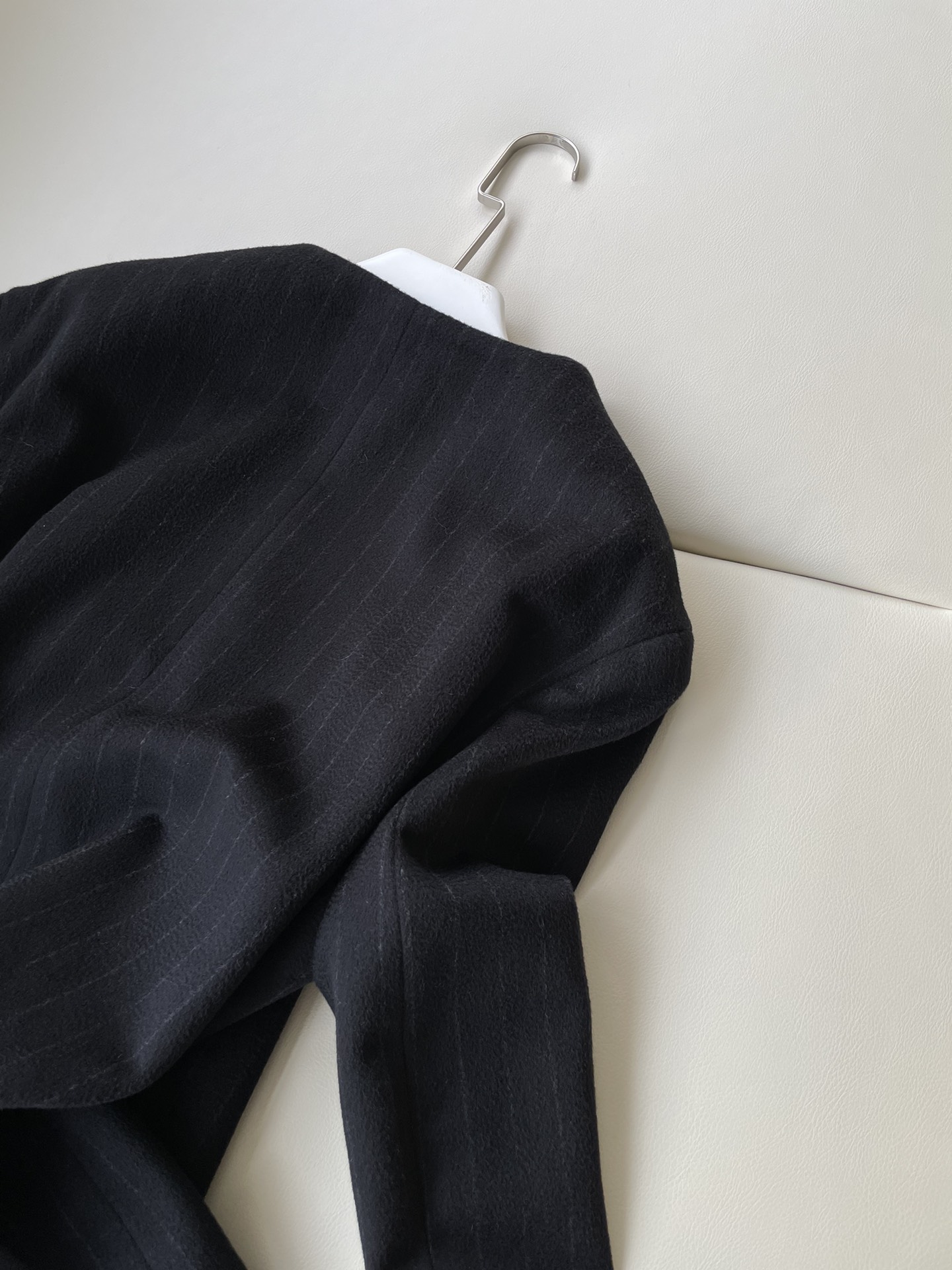 Luxurious Velvet Striped Suit with Architectural Aesthetics and Versatile Design - 图片 7