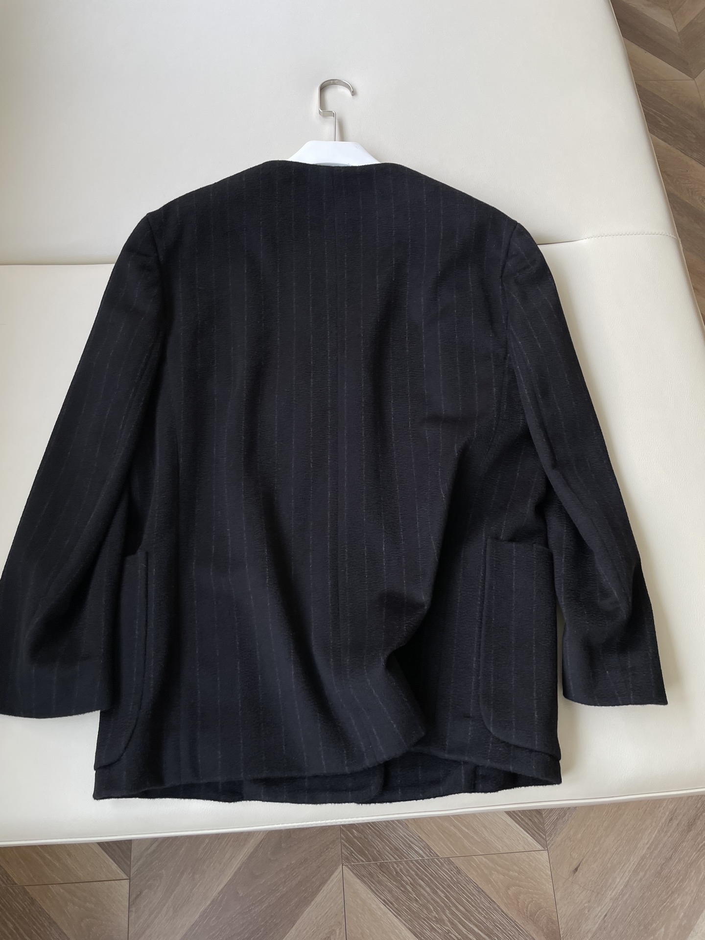 Luxurious Velvet Striped Suit with Architectural Aesthetics and Versatile Design - 图片 8