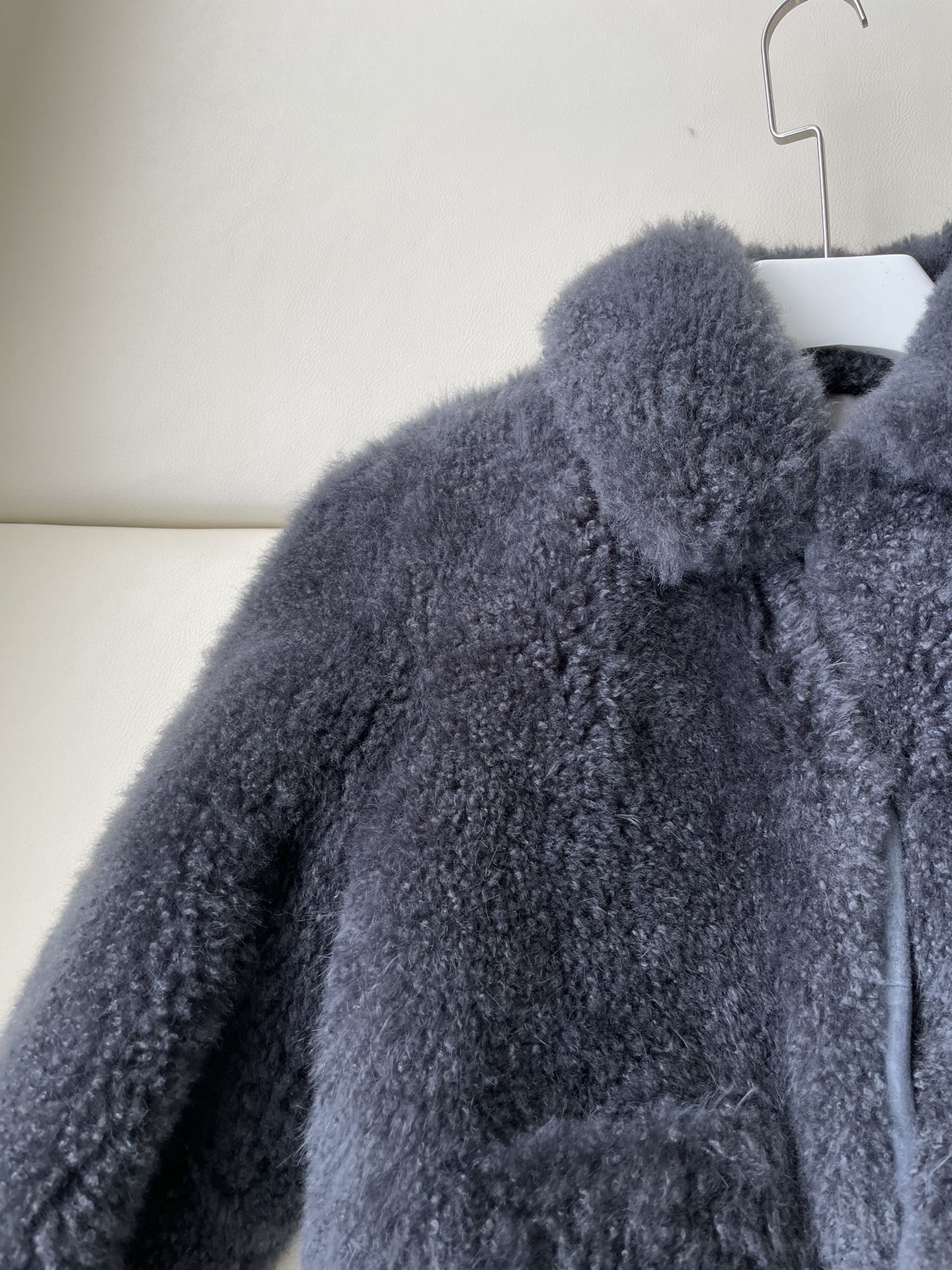 Luxurious Italian Velvet Fur Jacket with Fine Baby Goat Hair – Limited Edition - 图片 3