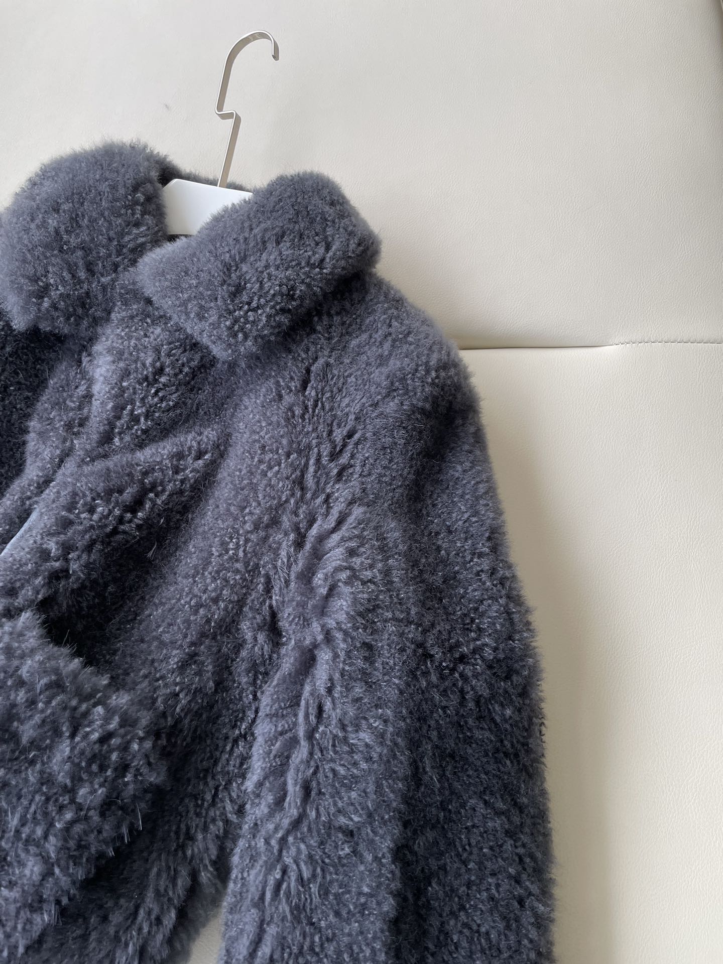 Luxurious Italian Velvet Fur Jacket with Fine Baby Goat Hair – Limited Edition - 图片 5