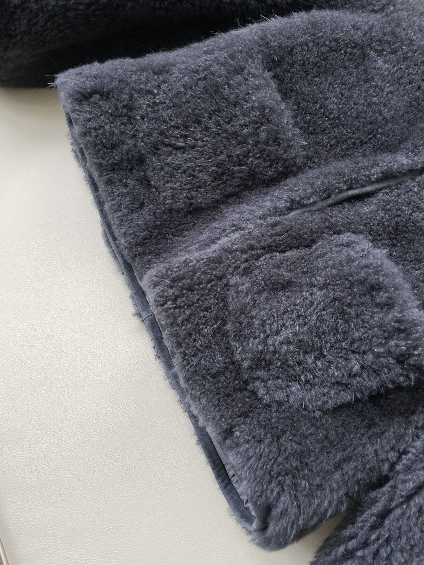 Luxurious Italian Velvet Fur Jacket with Fine Baby Goat Hair – Limited Edition - 图片 4
