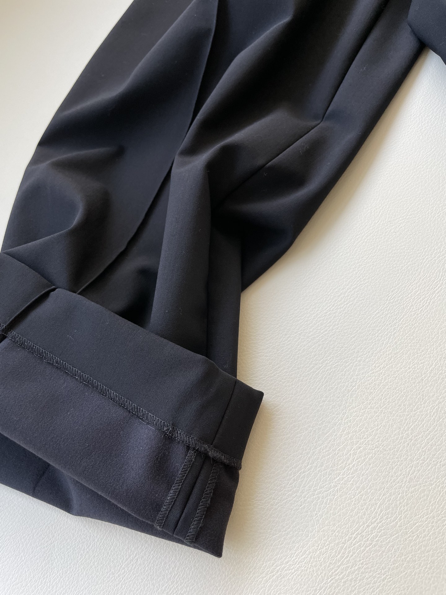 Luxurious Female Suit with Ordos Wool Fabric and Elastic Fibres - 图片 7