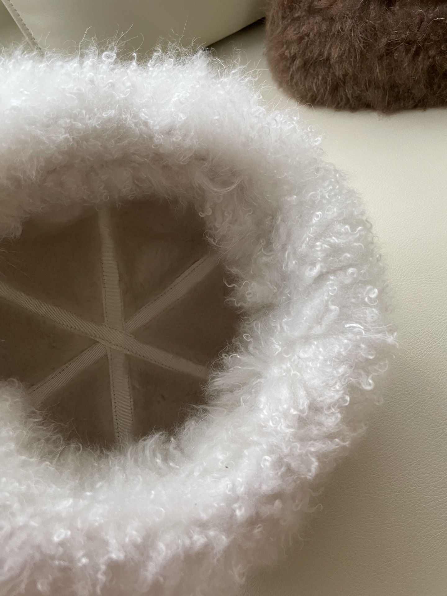 Luxurious Lagun Fur and Wool Hat in Million-Dollar Women’s Suit - 图片 9