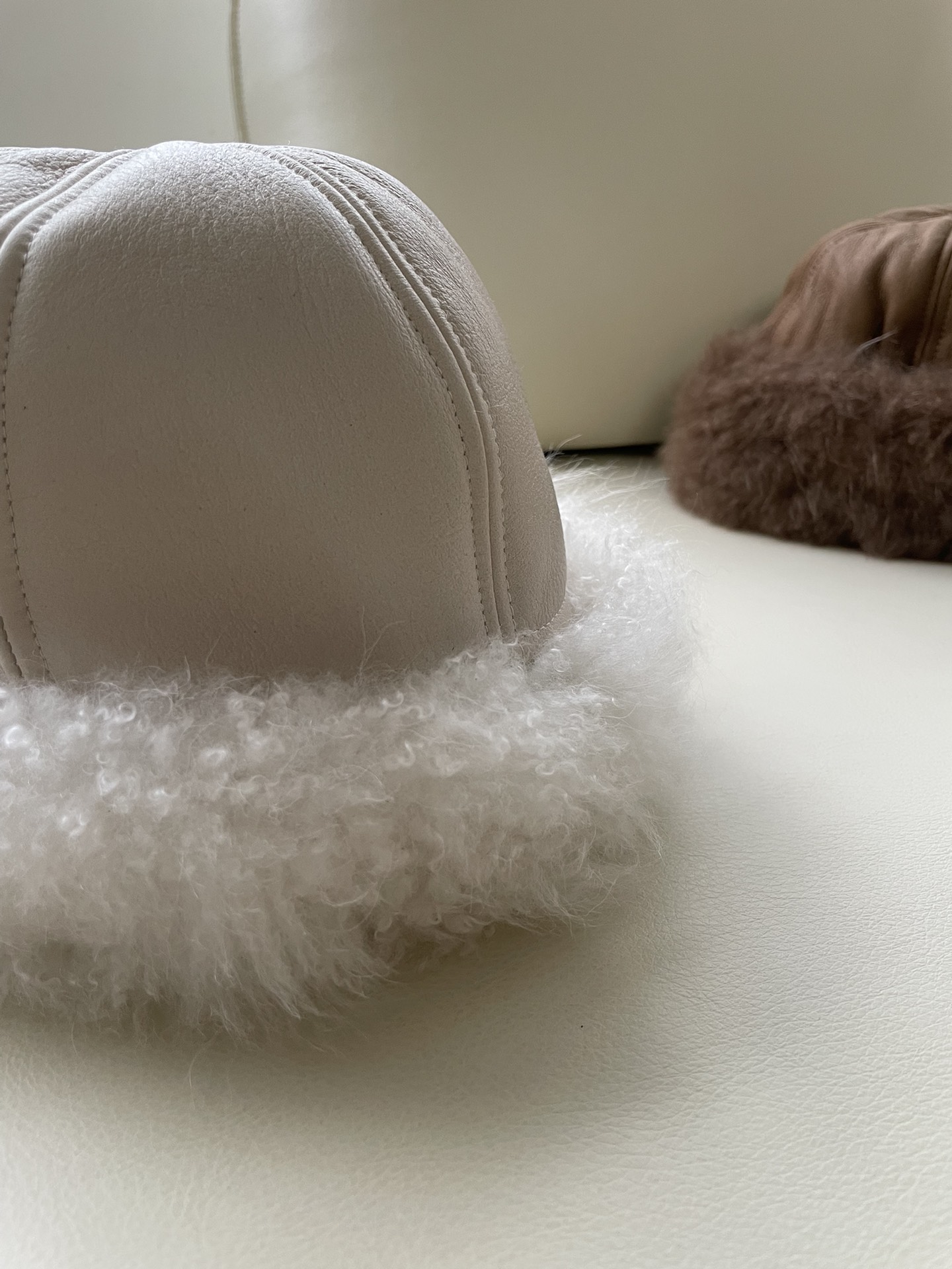 Luxurious Lagun Fur and Wool Hat in Million-Dollar Women’s Suit - 图片 3