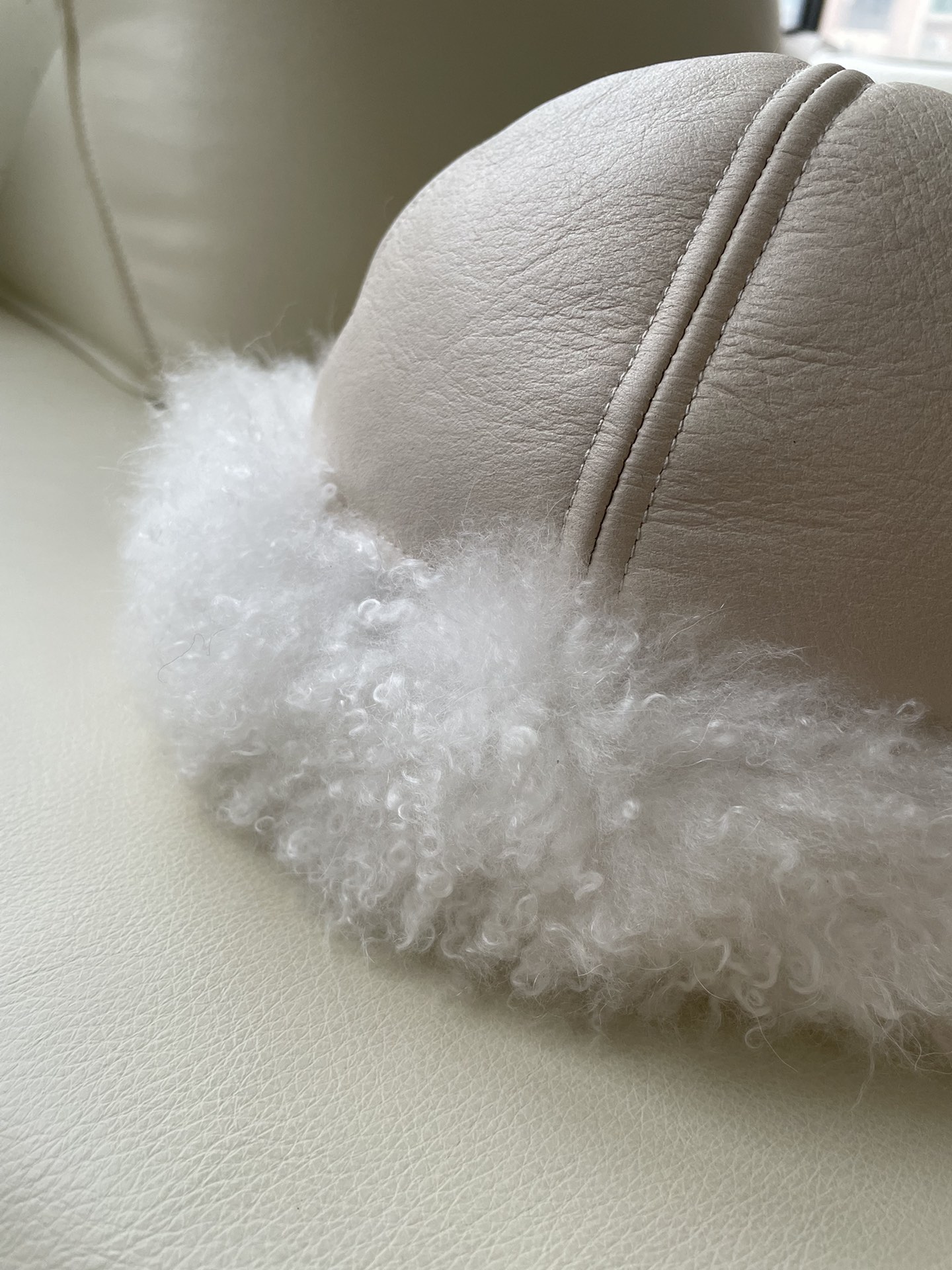 Luxurious Lagun Fur and Wool Hat in Million-Dollar Women’s Suit - 图片 2