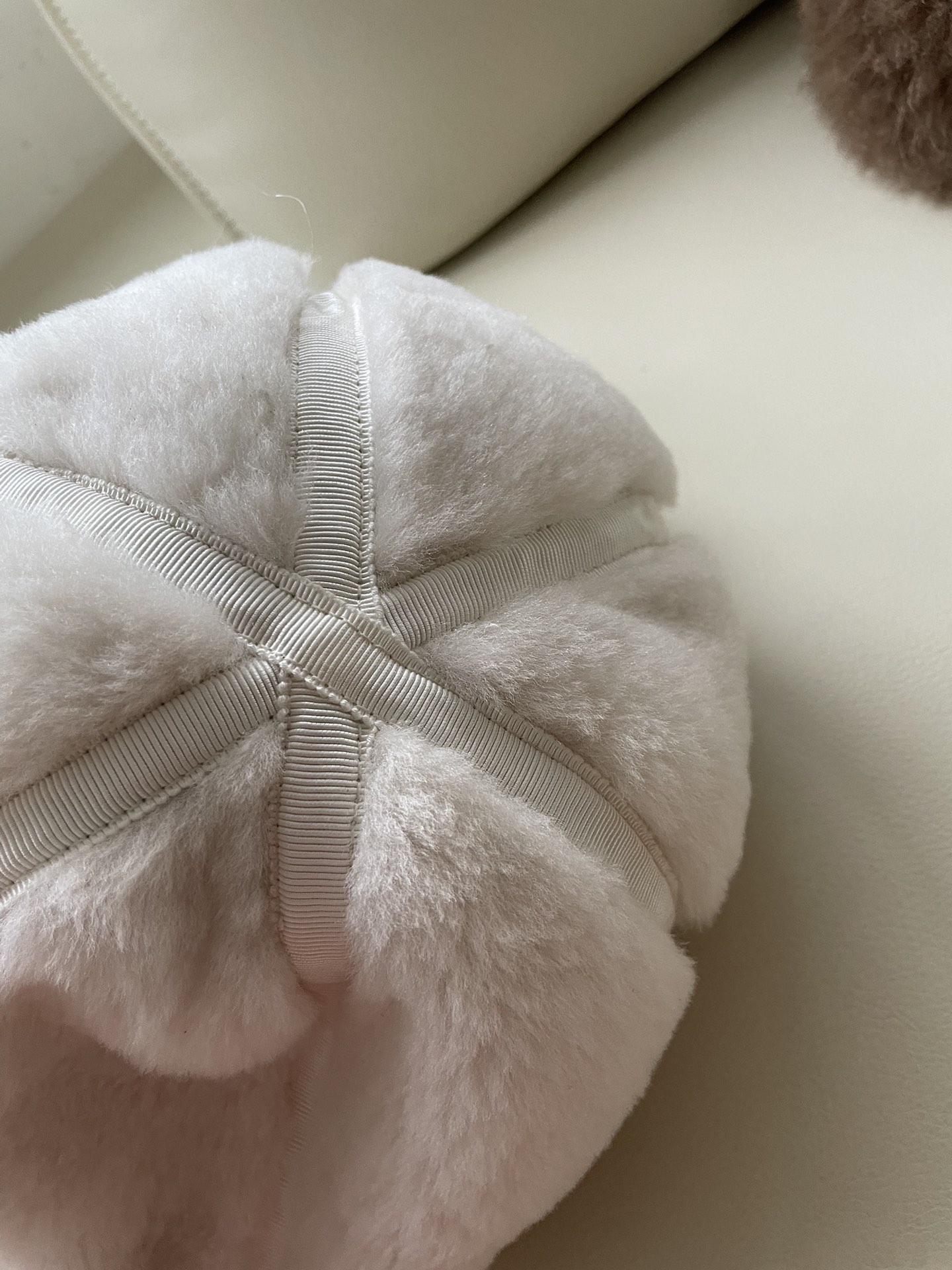 Luxurious Lagun Fur and Wool Hat in Million-Dollar Women’s Suit - 图片 8