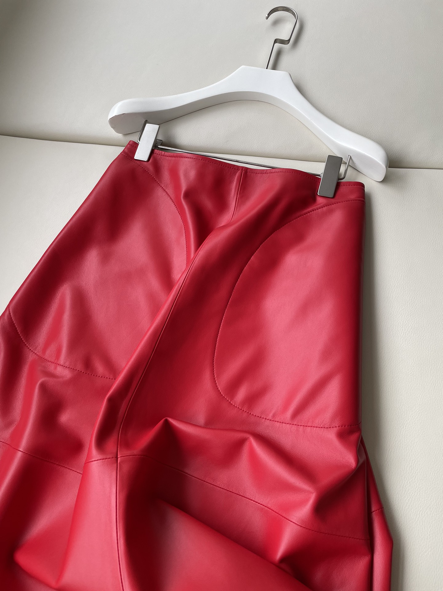 Luxurious Natural Sheepskin Dress with Red Skirt: Original, High Quality, One-Size-Fits-All - 图片 2
