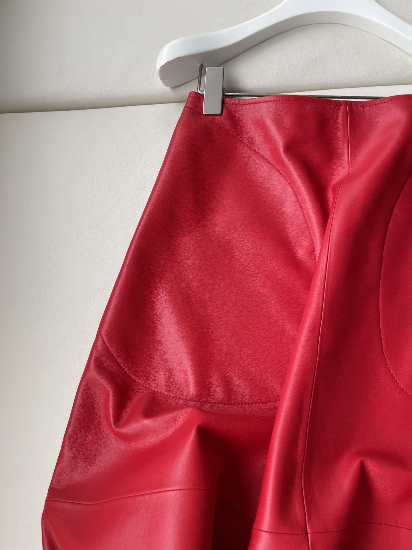 Luxurious Natural Sheepskin Dress with Red Skirt: Original, High Quality, One-Size-Fits-All - 图片 3