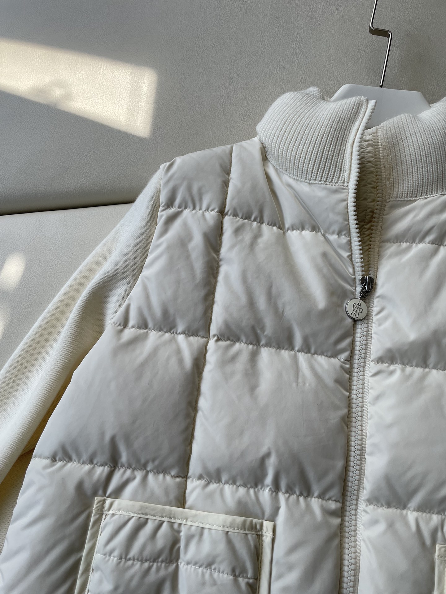 “Versatile Female Suit with Dust-Proof Bag and Knitted Collar for Winter Protection” - 图片 3