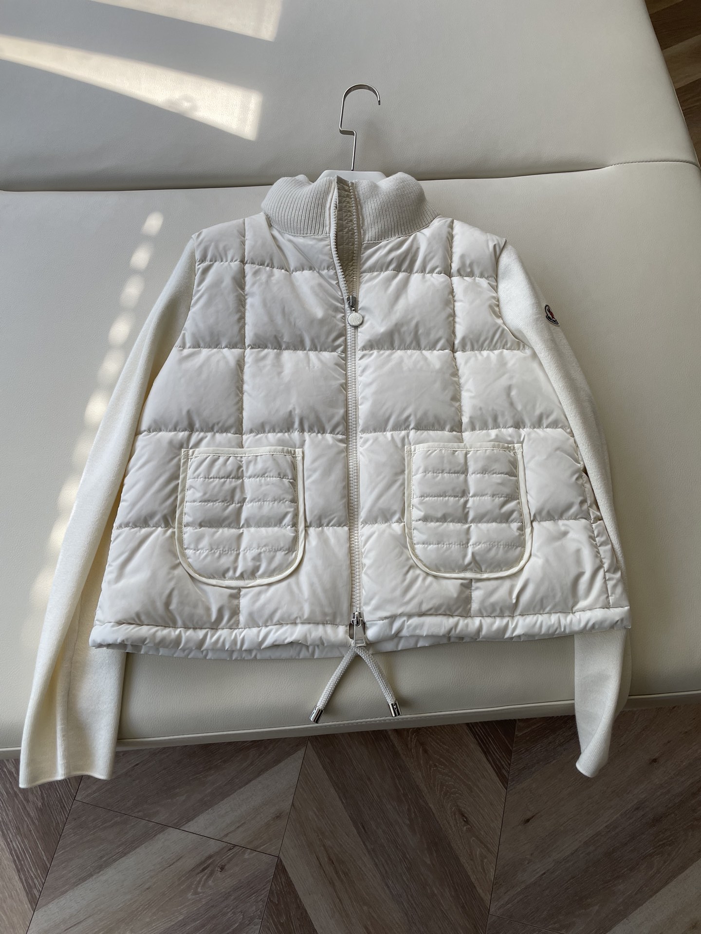 “Versatile Female Suit with Dust-Proof Bag and Knitted Collar for Winter Protection” - 图片 1