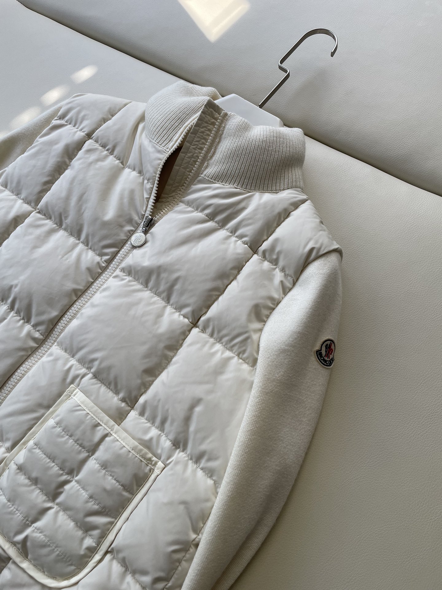 “Versatile Female Suit with Dust-Proof Bag and Knitted Collar for Winter Protection” - 图片 2