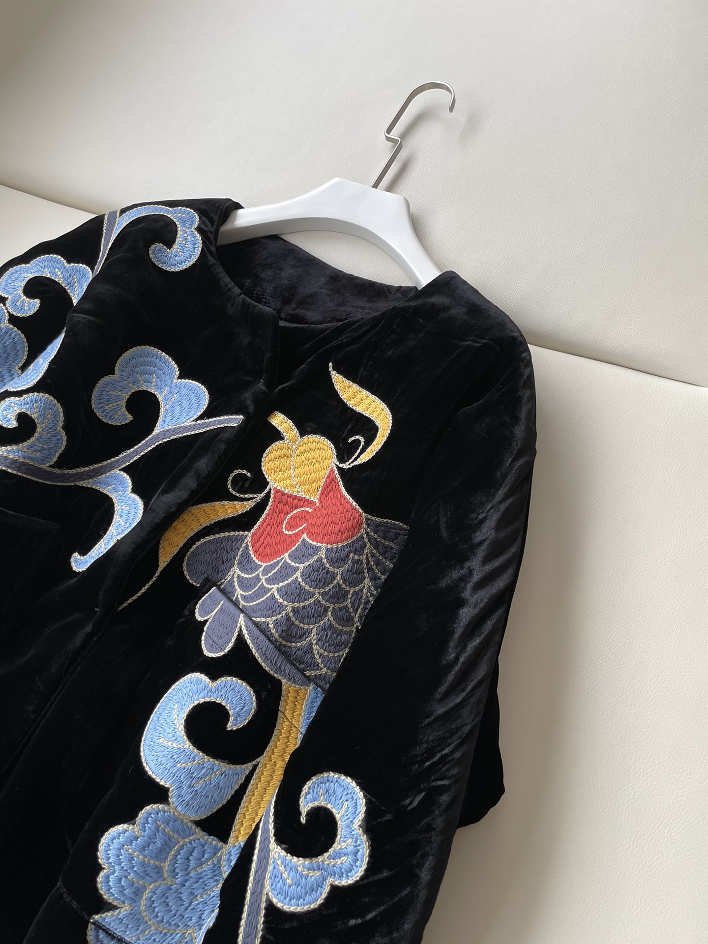 Elegant Medium-Sized Female Suit with High-End Embroidery and Velvet Fabric - 图片 2