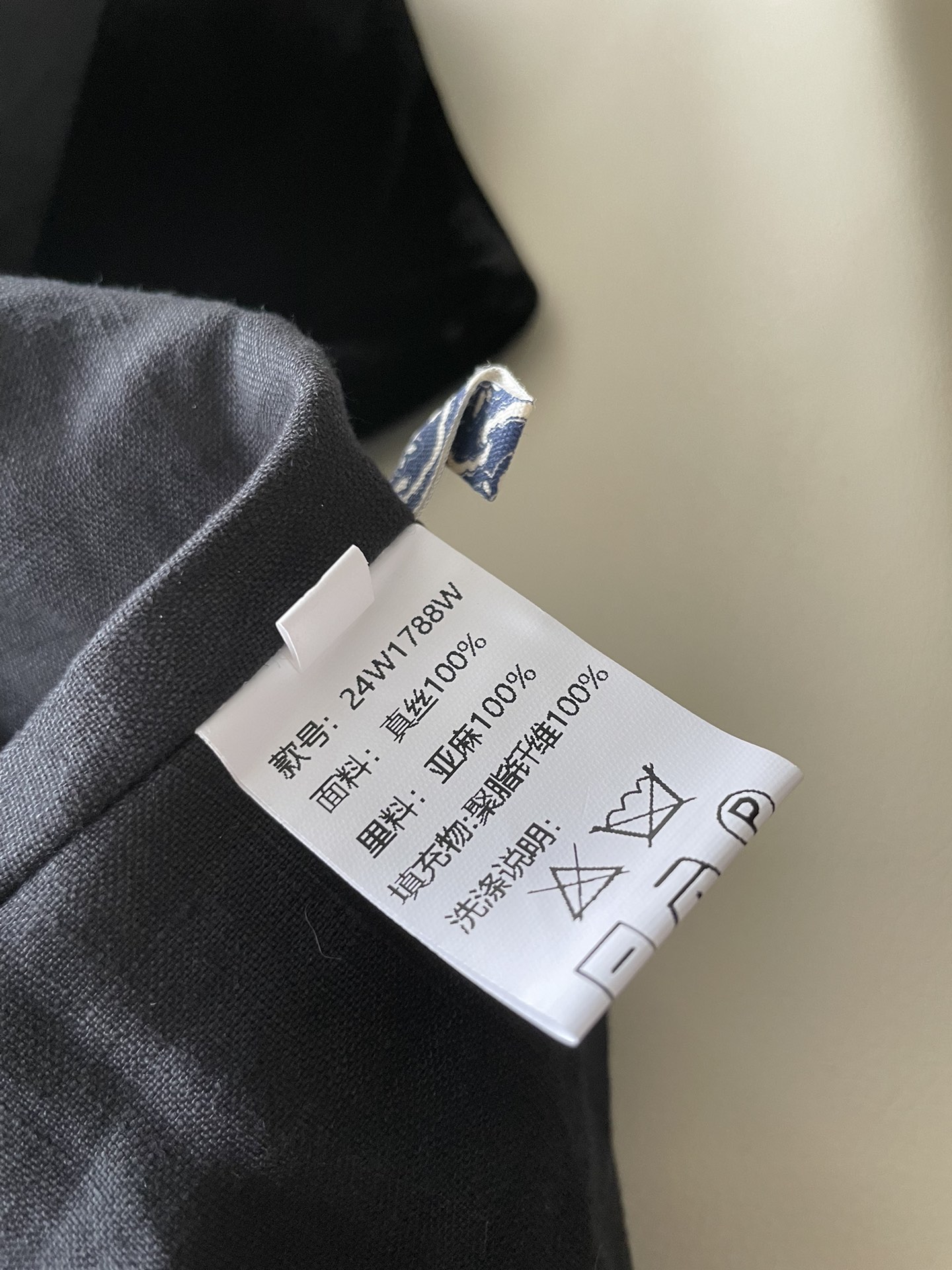 Elegant Medium-Sized Female Suit with High-End Embroidery and Velvet Fabric - 图片 6