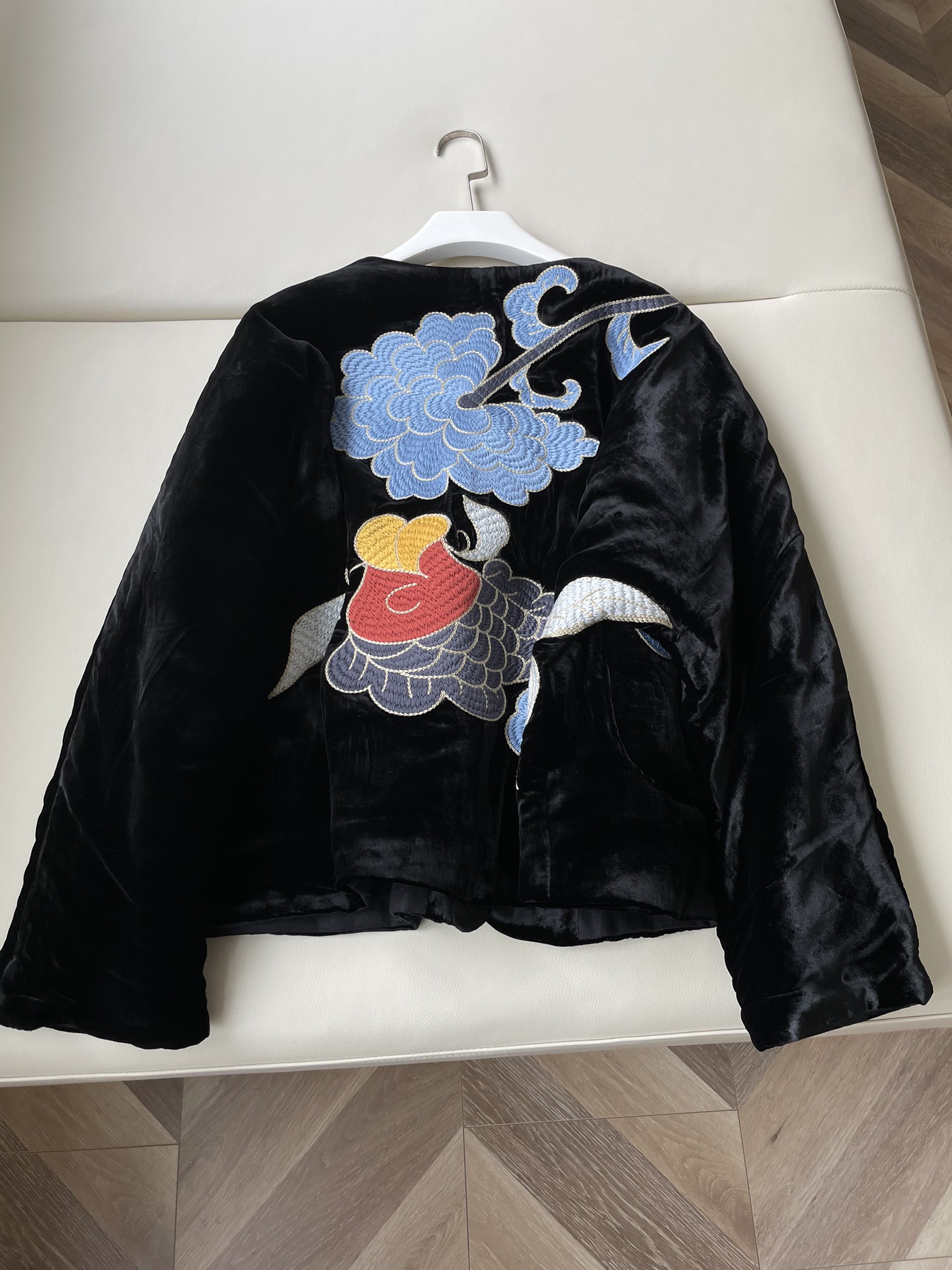Elegant Medium-Sized Female Suit with High-End Embroidery and Velvet Fabric - 图片 7