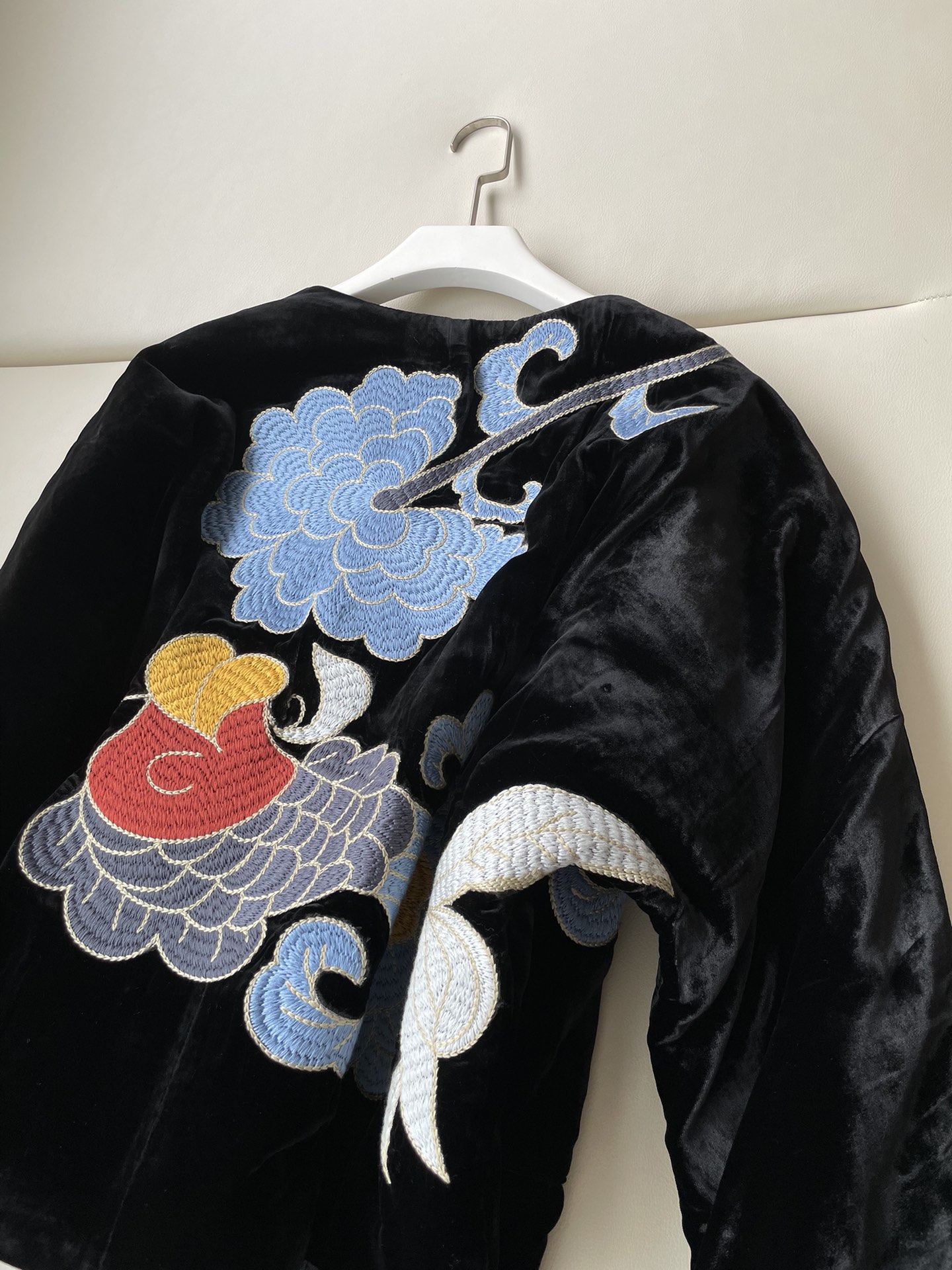 Elegant Medium-Sized Female Suit with High-End Embroidery and Velvet Fabric - 图片 8