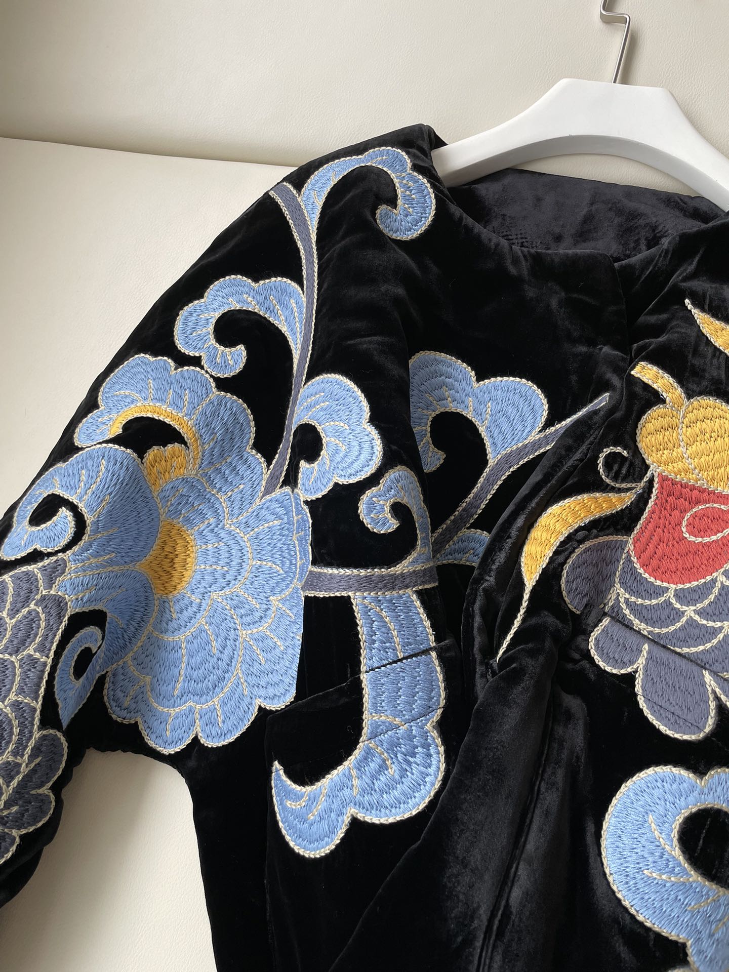 Elegant Medium-Sized Female Suit with High-End Embroidery and Velvet Fabric - 图片 3