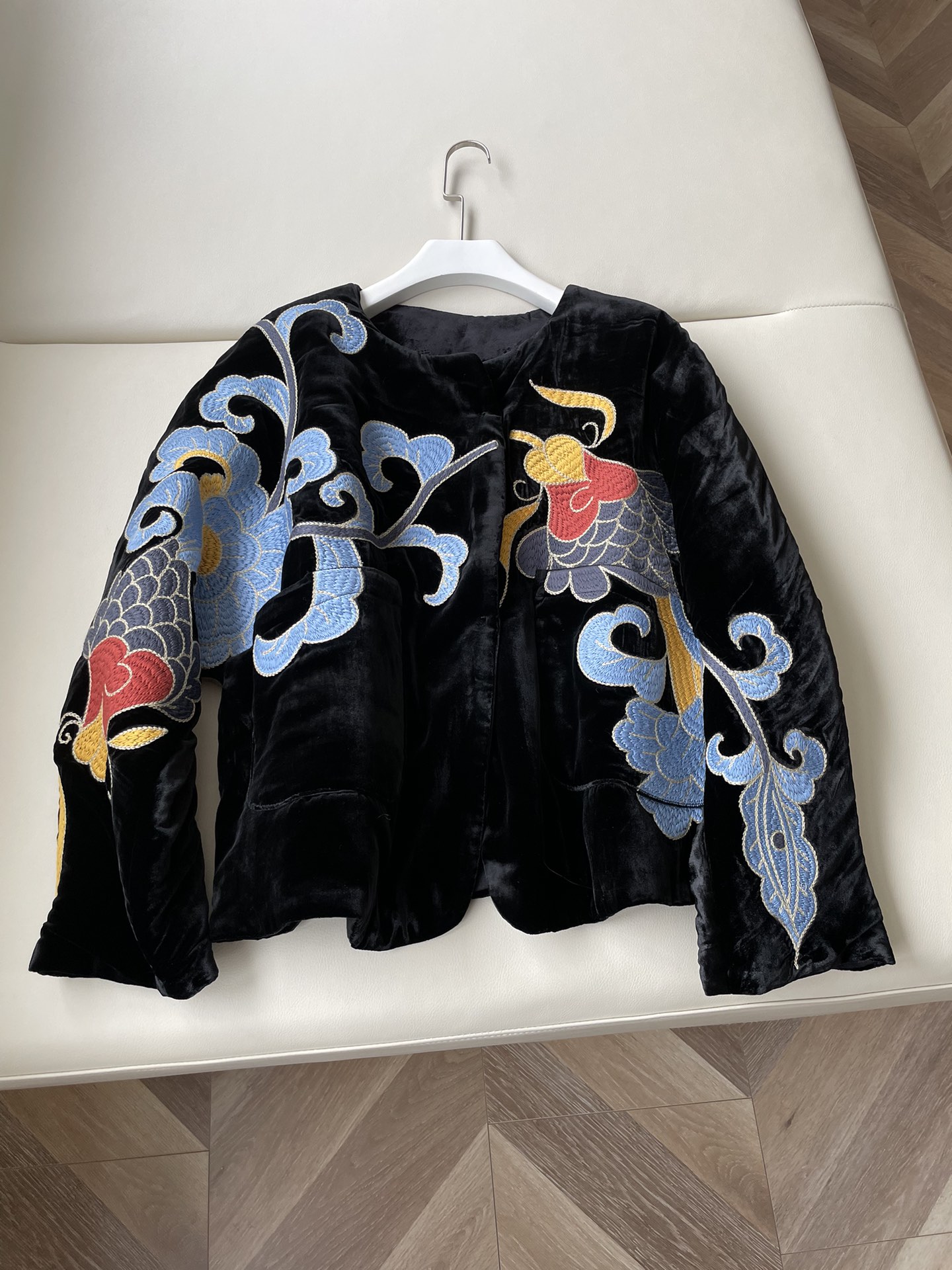 Elegant Medium-Sized Female Suit with High-End Embroidery and Velvet Fabric - 图片 1