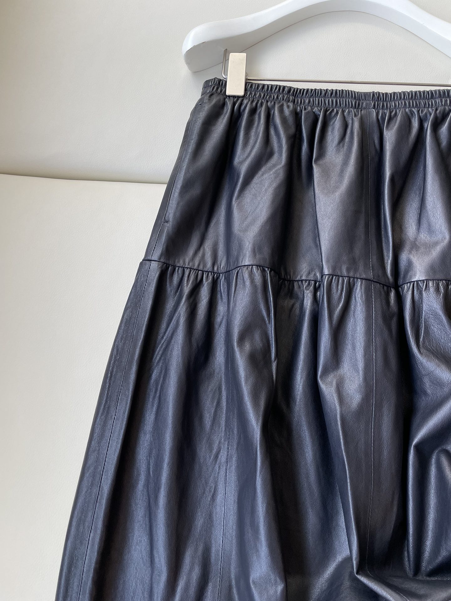 Soft Leather Dress in Tibetan Blue: Elegant, Natural Contours, Graceful, Unique Texture - 图片 3