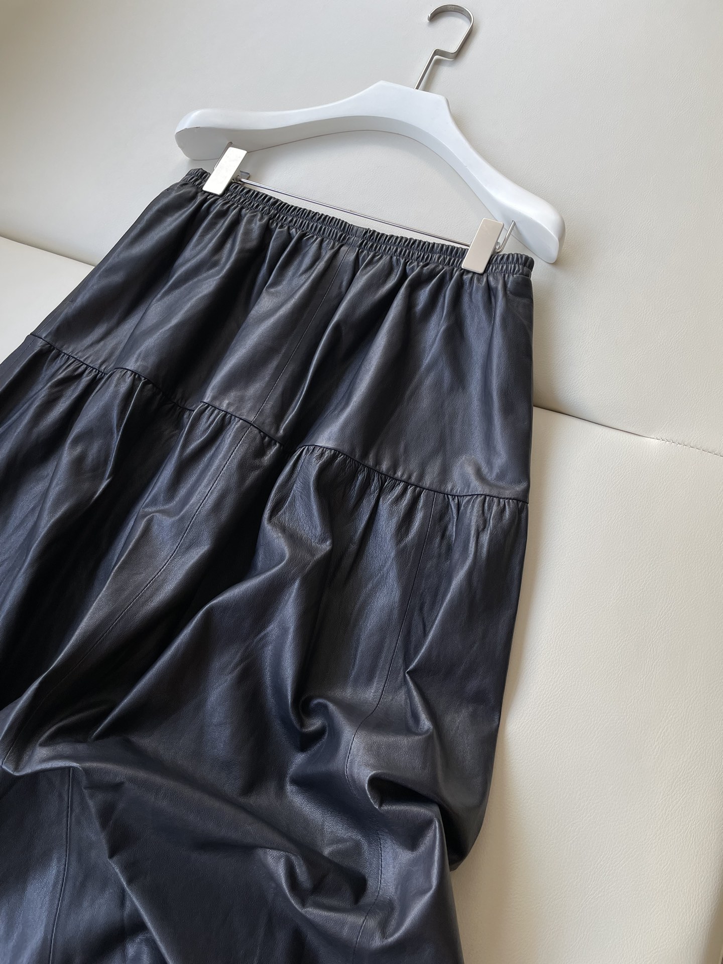 Soft Leather Dress in Tibetan Blue: Elegant, Natural Contours, Graceful, Unique Texture - 图片 2