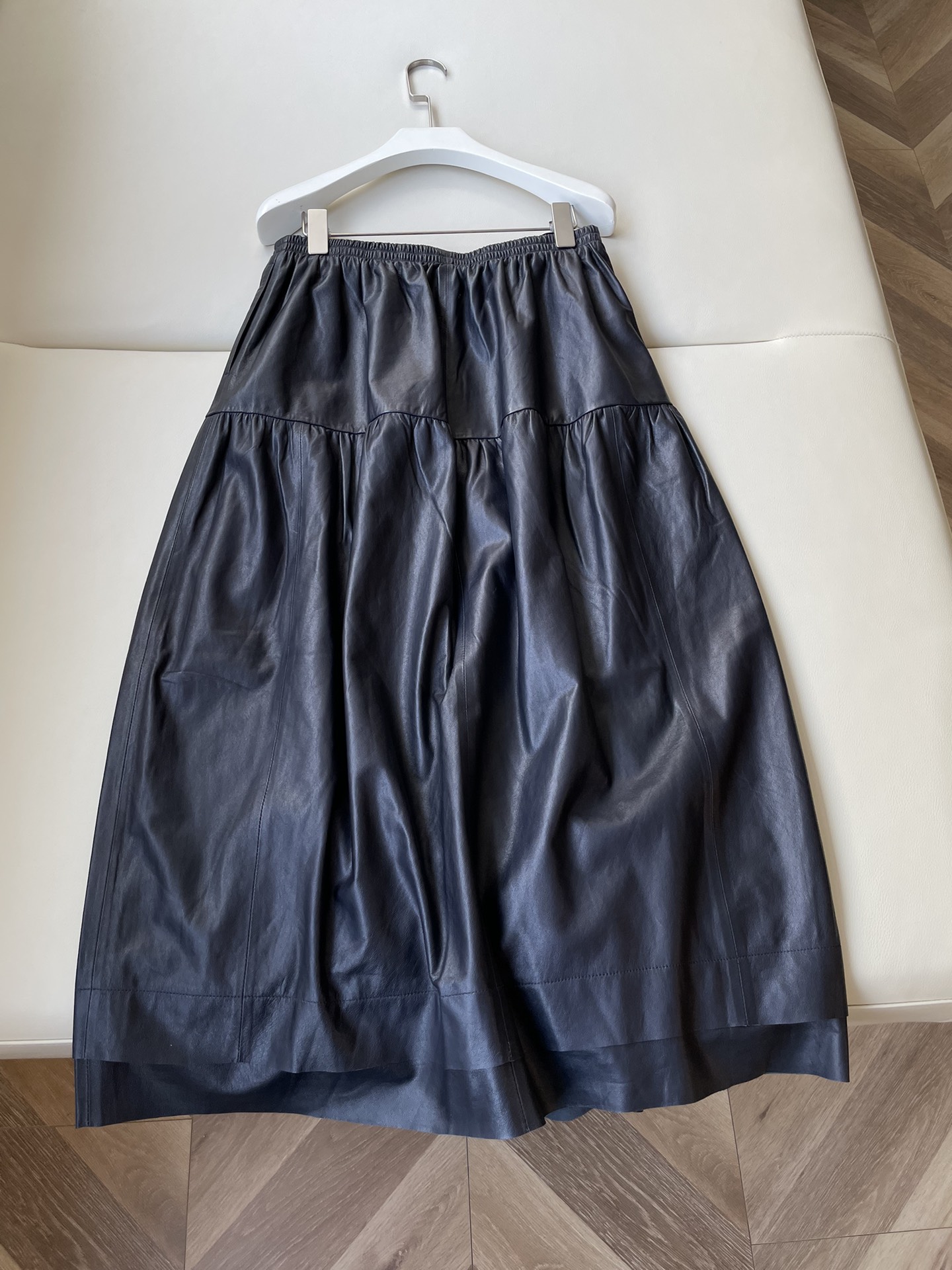 Soft Leather Dress in Tibetan Blue: Elegant, Natural Contours, Graceful, Unique Texture - 图片 8