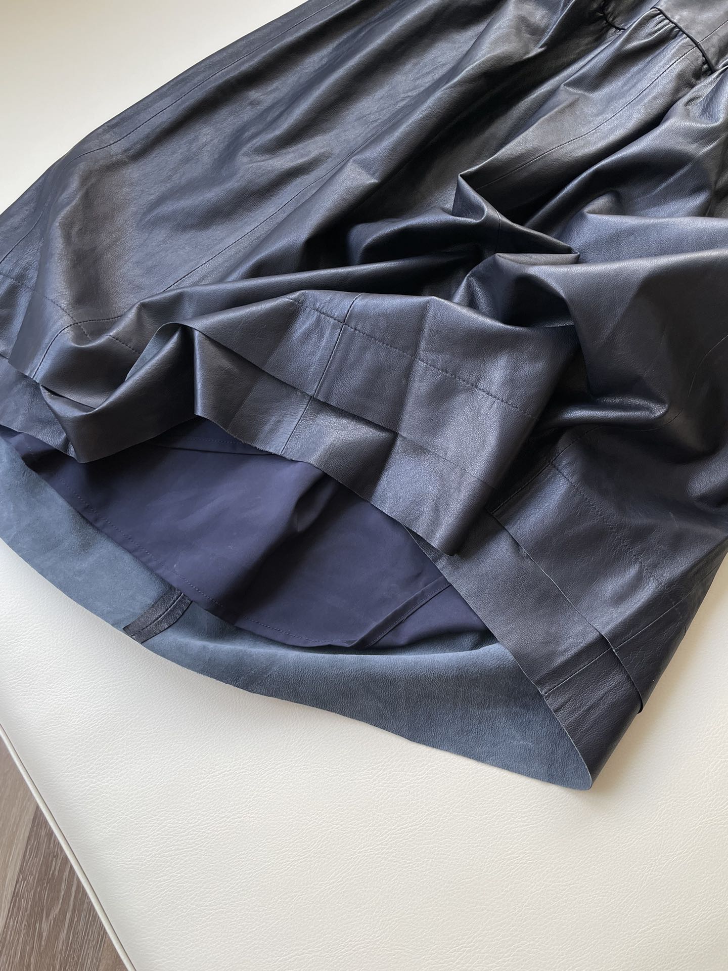 Soft Leather Dress in Tibetan Blue: Elegant, Natural Contours, Graceful, Unique Texture - 图片 4