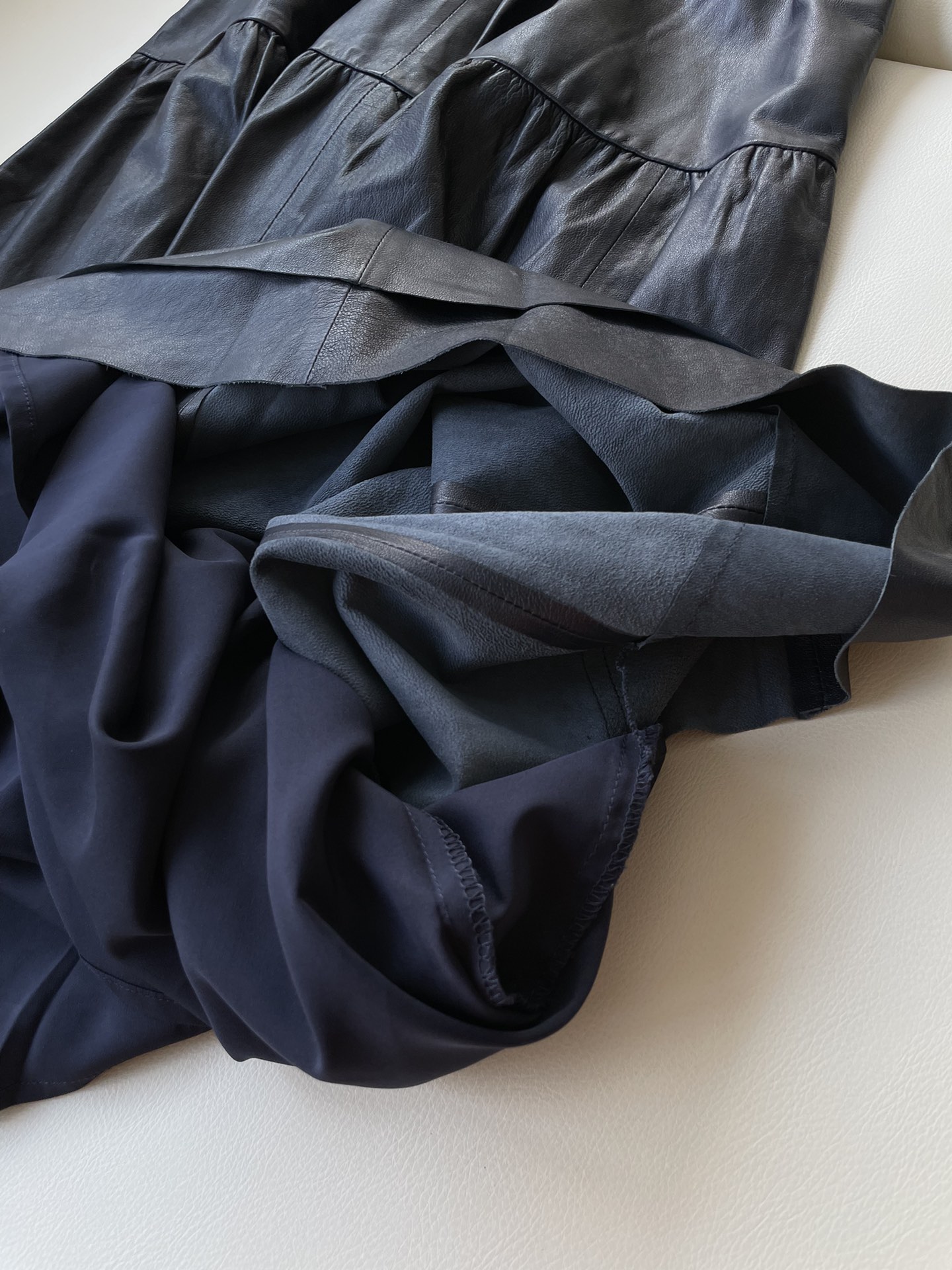 Soft Leather Dress in Tibetan Blue: Elegant, Natural Contours, Graceful, Unique Texture - 图片 6