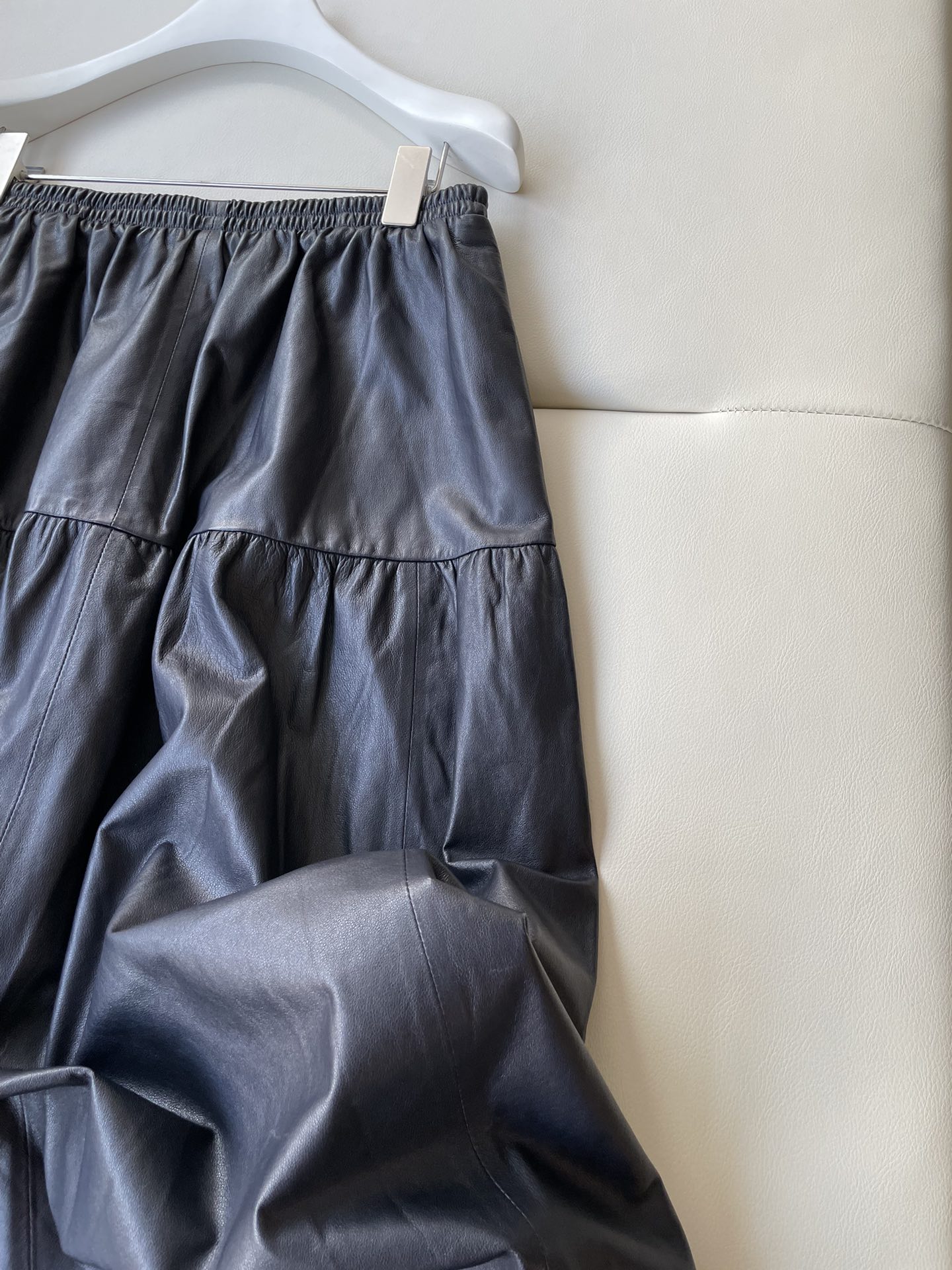 Soft Leather Dress in Tibetan Blue: Elegant, Natural Contours, Graceful, Unique Texture - 图片 5