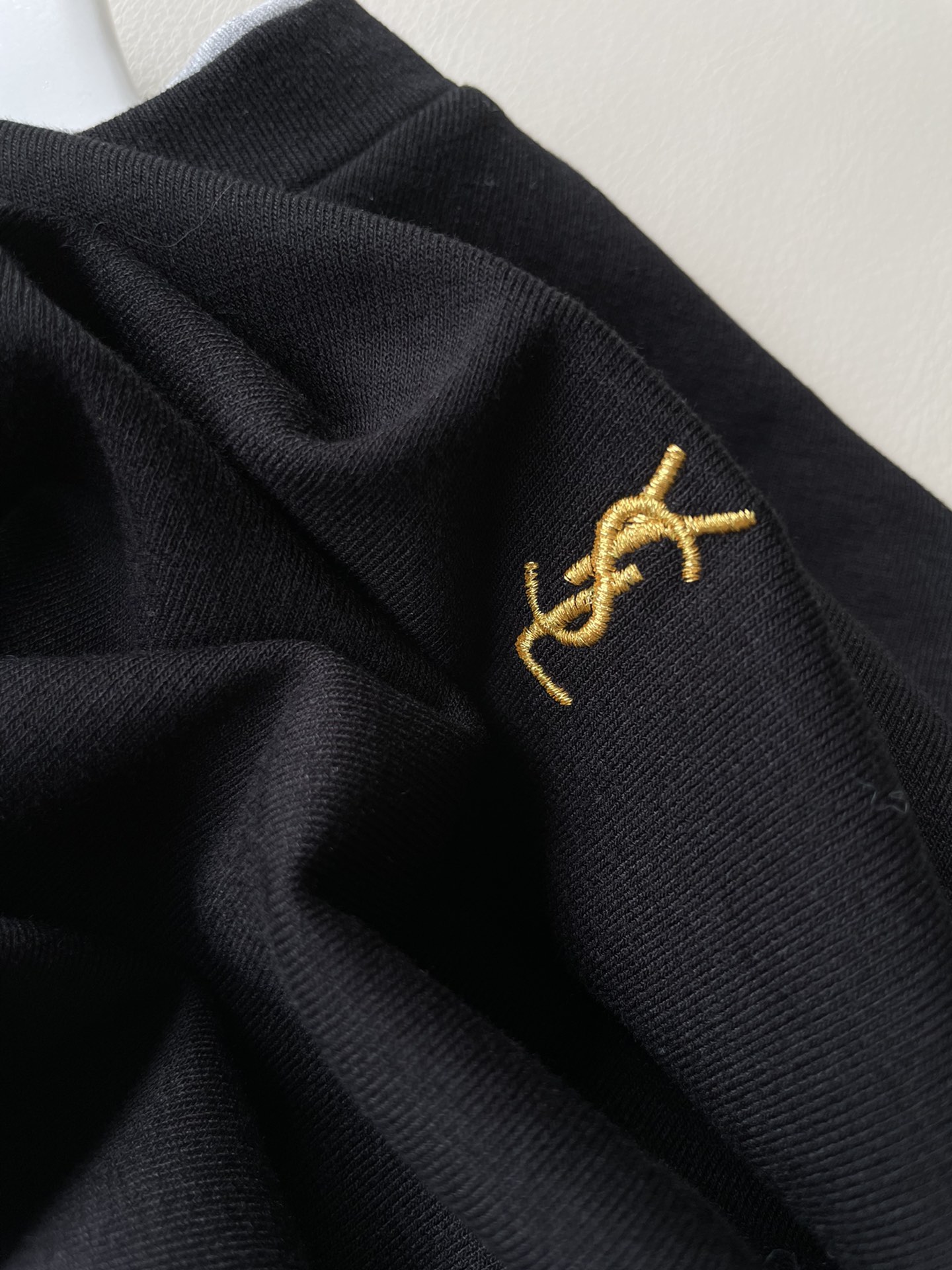 Fashionable Single-Size Female Suit with Chic YSL T-shirt – Classic, Comfortable, and Stylish - 图片 6
