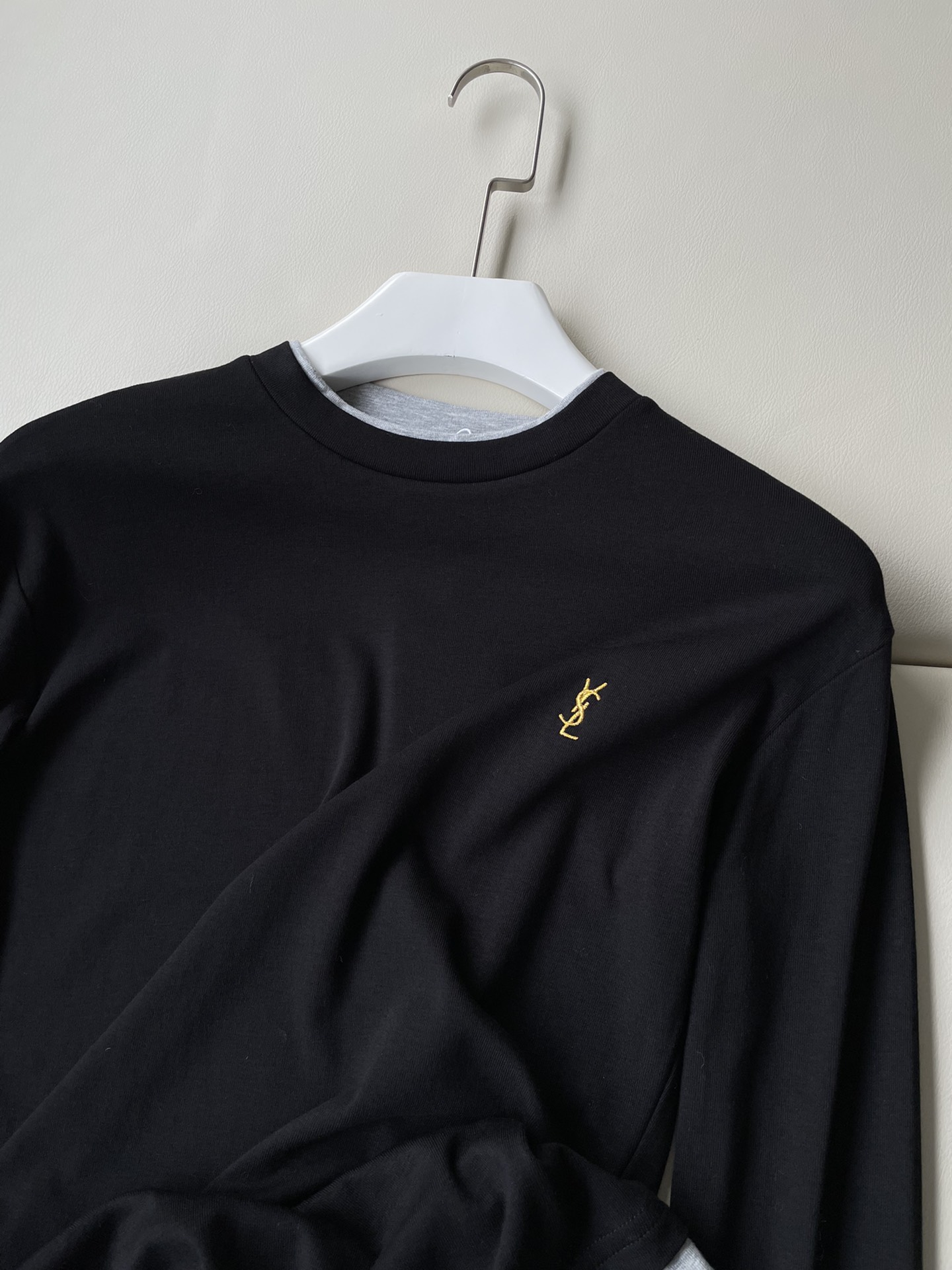 Fashionable Single-Size Female Suit with Chic YSL T-shirt – Classic, Comfortable, and Stylish - 图片 2