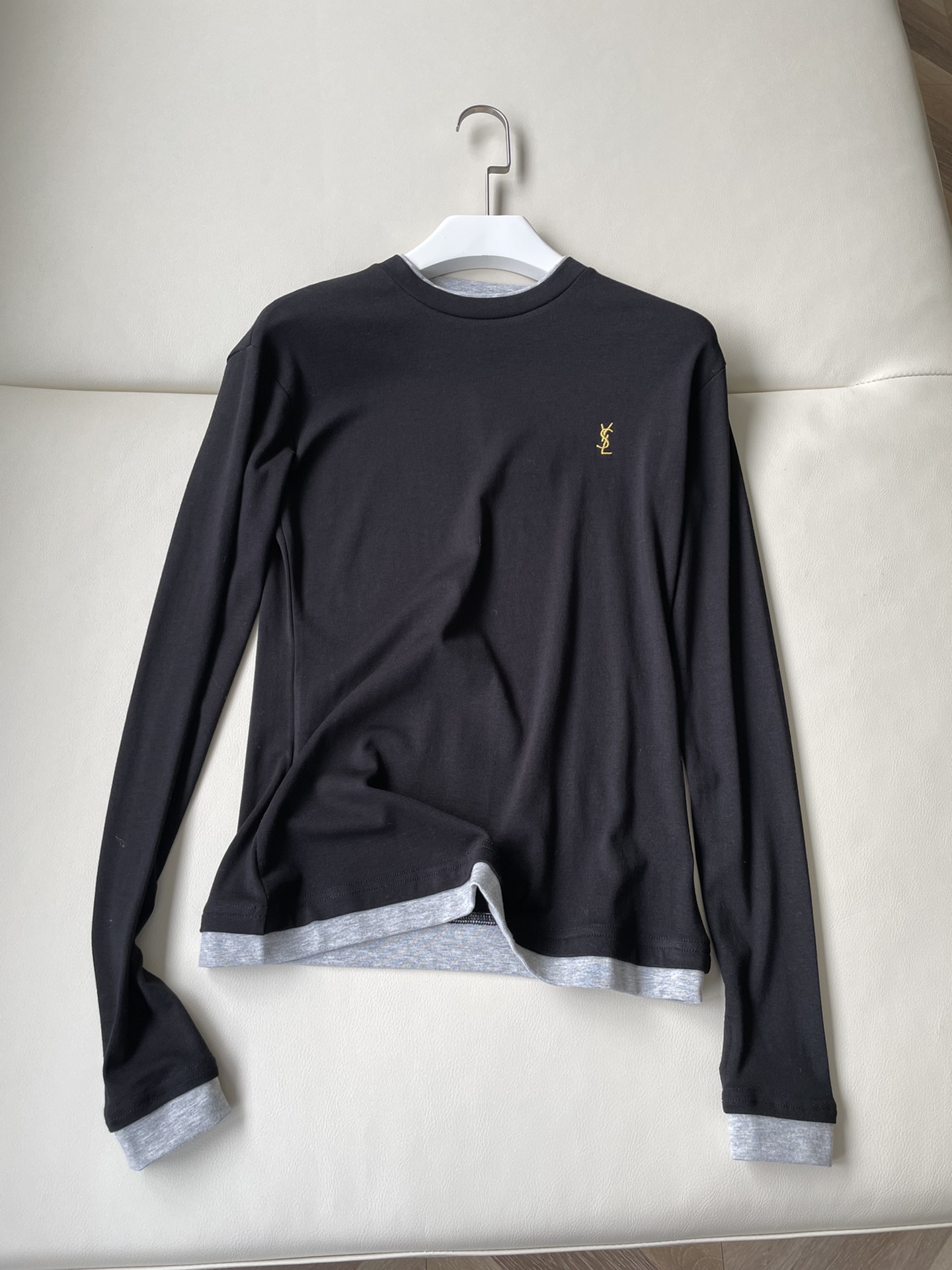 Fashionable Single-Size Female Suit with Chic YSL T-shirt – Classic, Comfortable, and Stylish - 图片 1