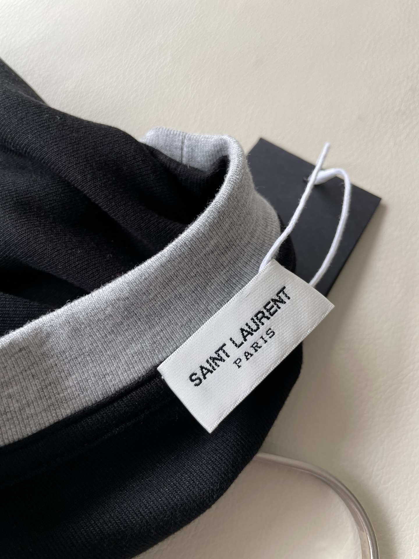 Fashionable Single-Size Female Suit with Chic YSL T-shirt – Classic, Comfortable, and Stylish - 图片 5
