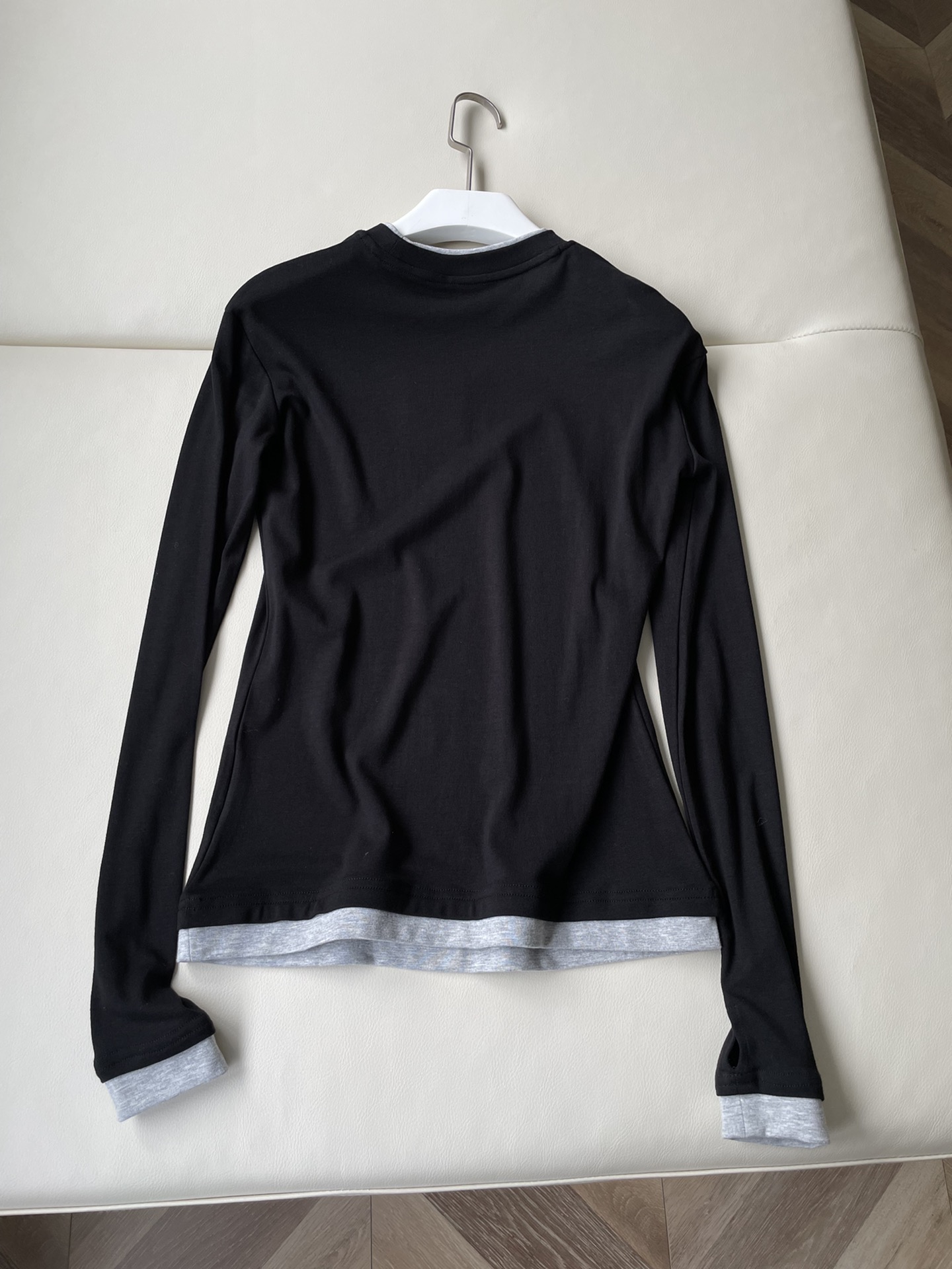 Fashionable Single-Size Female Suit with Chic YSL T-shirt – Classic, Comfortable, and Stylish - 图片 8