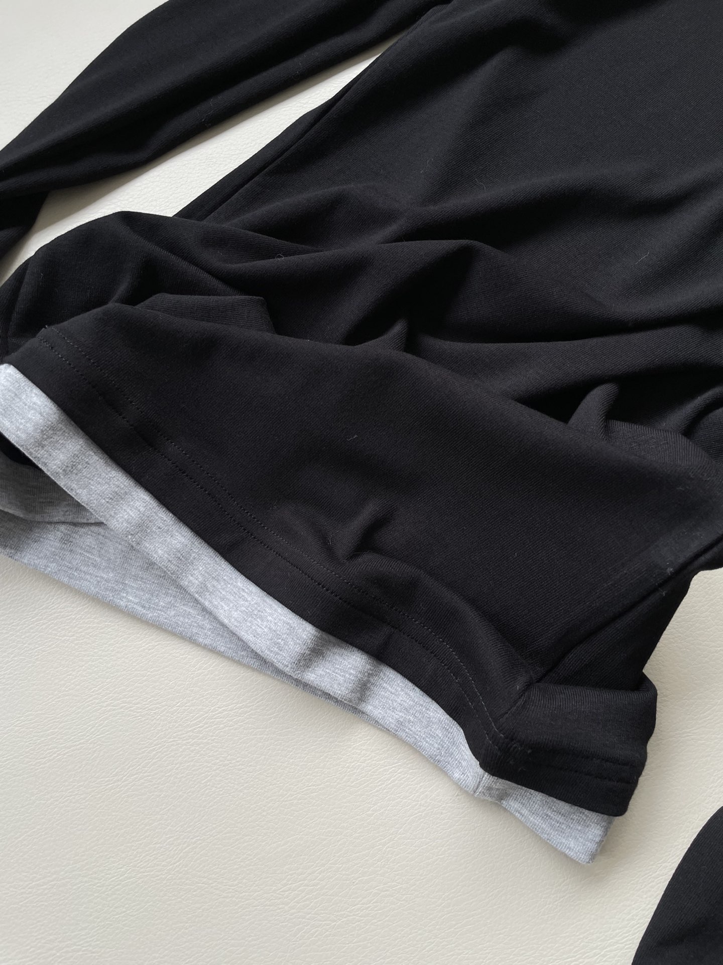 Fashionable Single-Size Female Suit with Chic YSL T-shirt – Classic, Comfortable, and Stylish - 图片 3