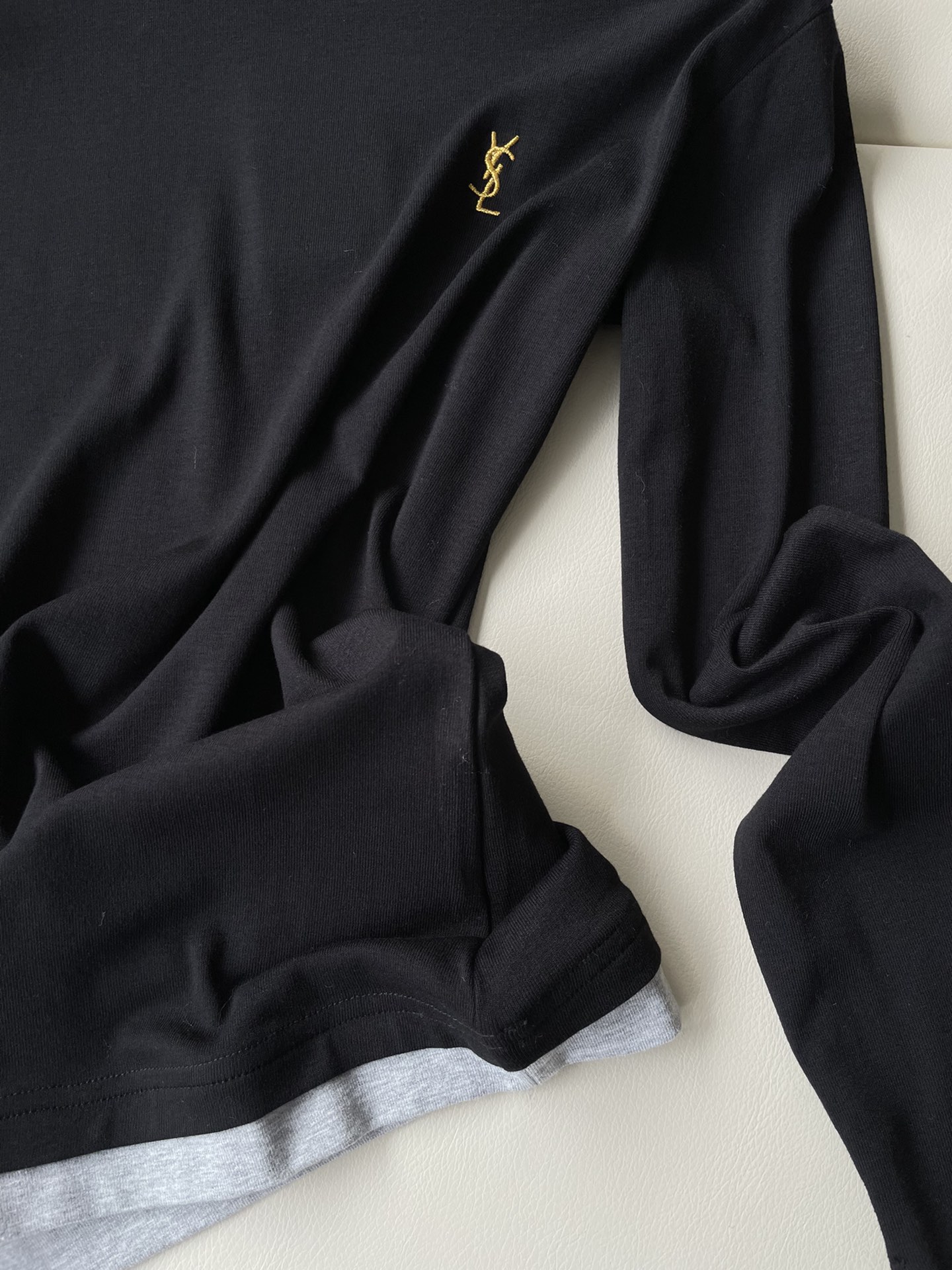 Fashionable Single-Size Female Suit with Chic YSL T-shirt – Classic, Comfortable, and Stylish - 图片 4