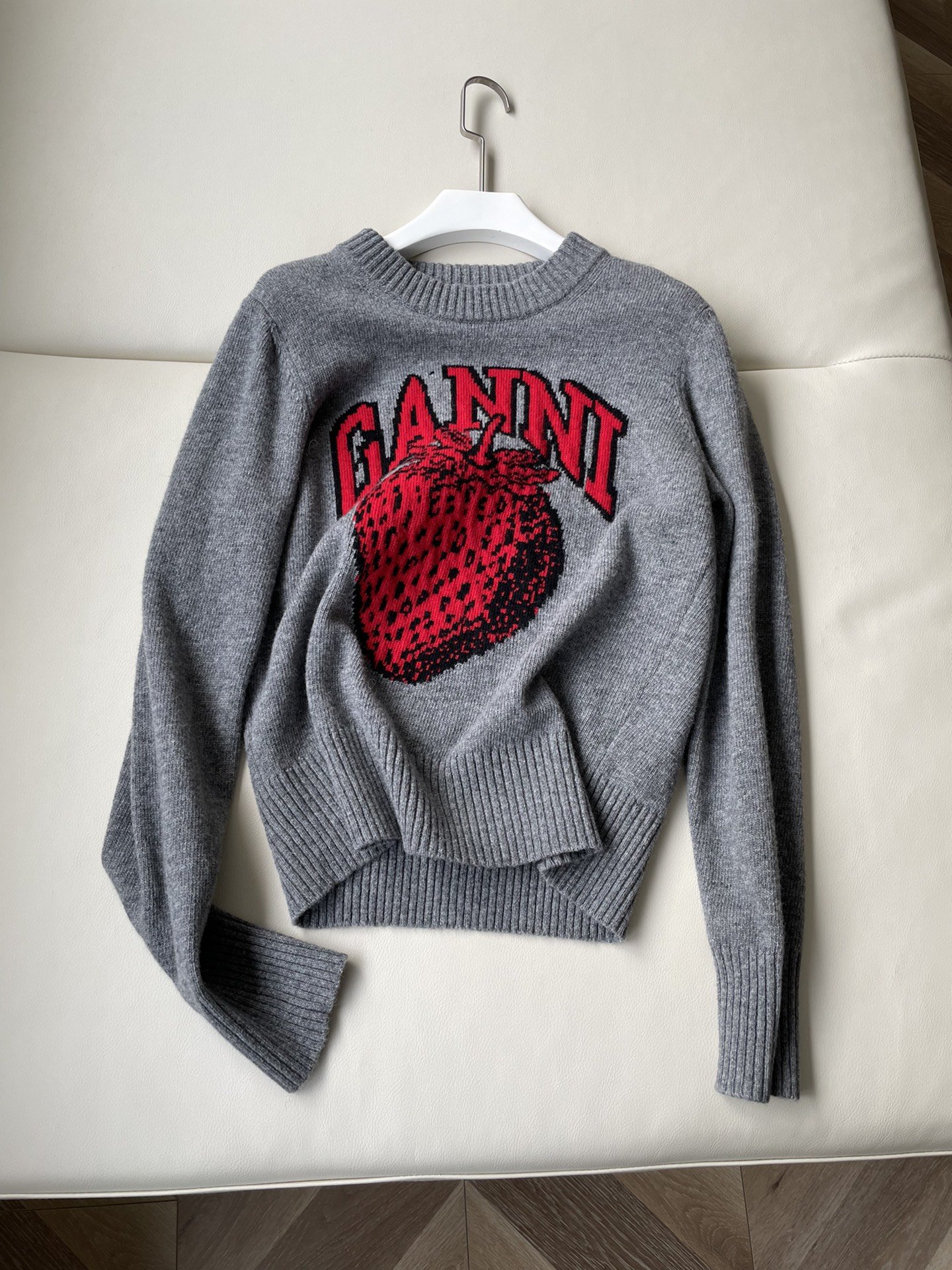 Ganni新年红草莓毛衣超级可爱水果毛衣，上身减龄又显瘦！草莓和屁桃元素怎么看怎么爱软呼呼的贴身穿都可以糯叽叽的敏肌也没有负担灰灰毛衣秋冬必备尺码：SML