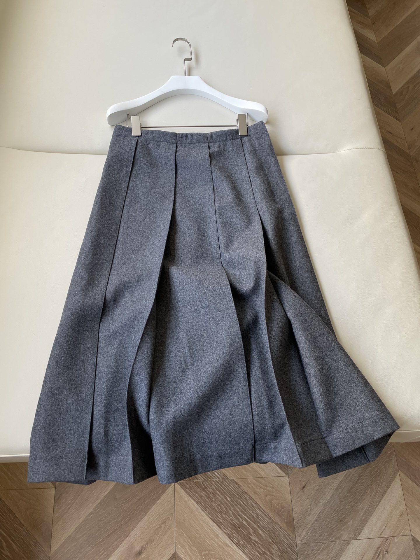 Jil Sander 羊毛宽褶半裙采用羊毛制成，利落的褶裥从宽大的下摆垂下，勾勒出简洁线条和高比例。高级流行的格雷色系，打造现代时尚的着装风格。颜色：灰色尺码：32 34 36 38