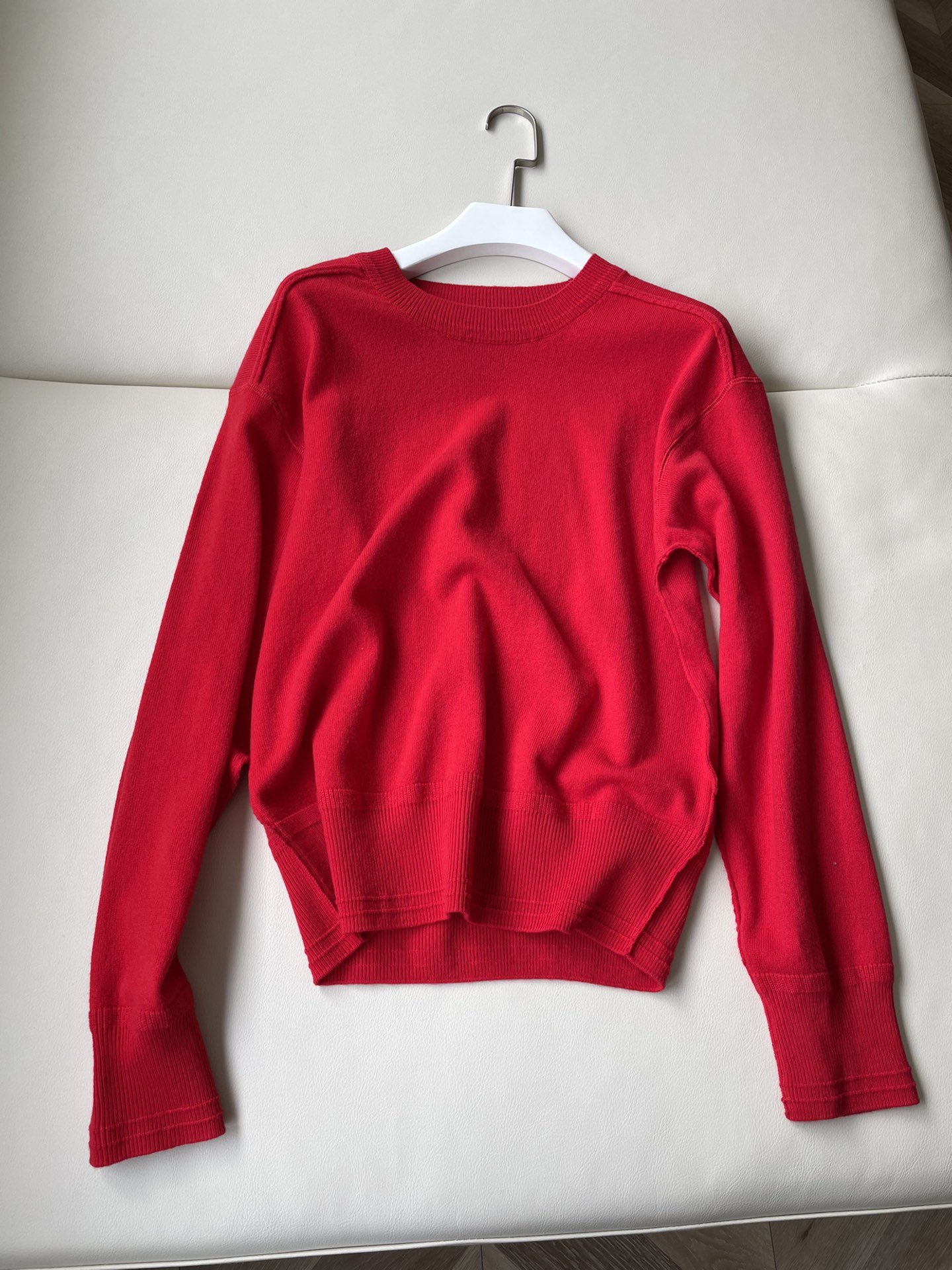 Burberry新年红小字母毛衣节日氛围感不能没有红色毛衣 单穿和内搭都非常好看的一件 采用羊毛混纺面料 别致而轻松的极简主义风格，后领饰有缝线字母。颜色:红色尺码：SML