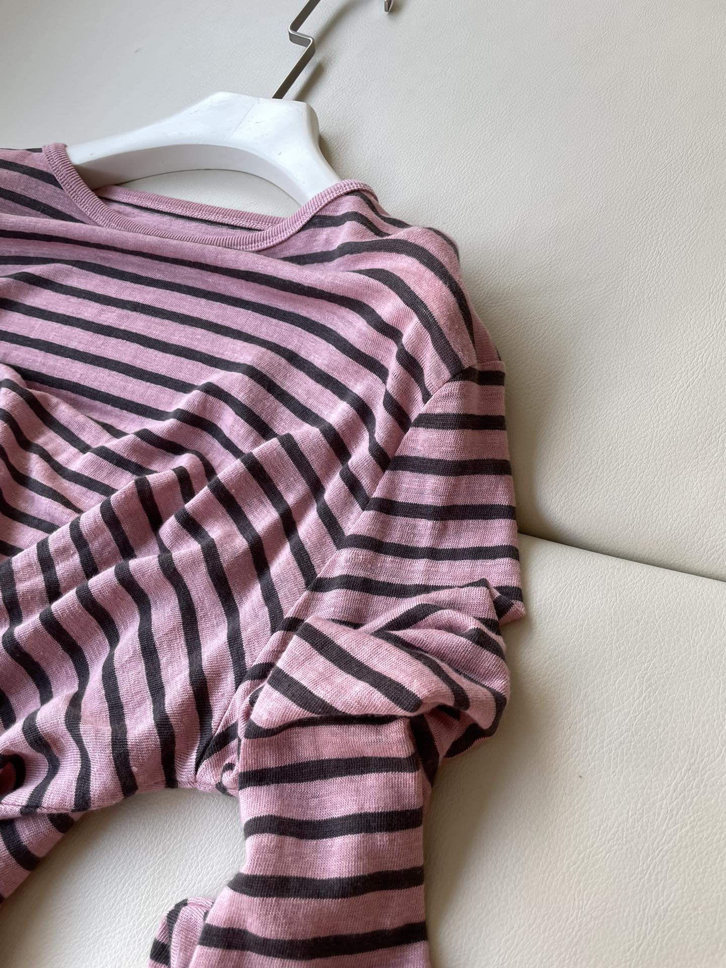 “Versatile Female Suit: King’s Pink Stripe Cufftee with Fresh Linen Comfort” - 图片 5