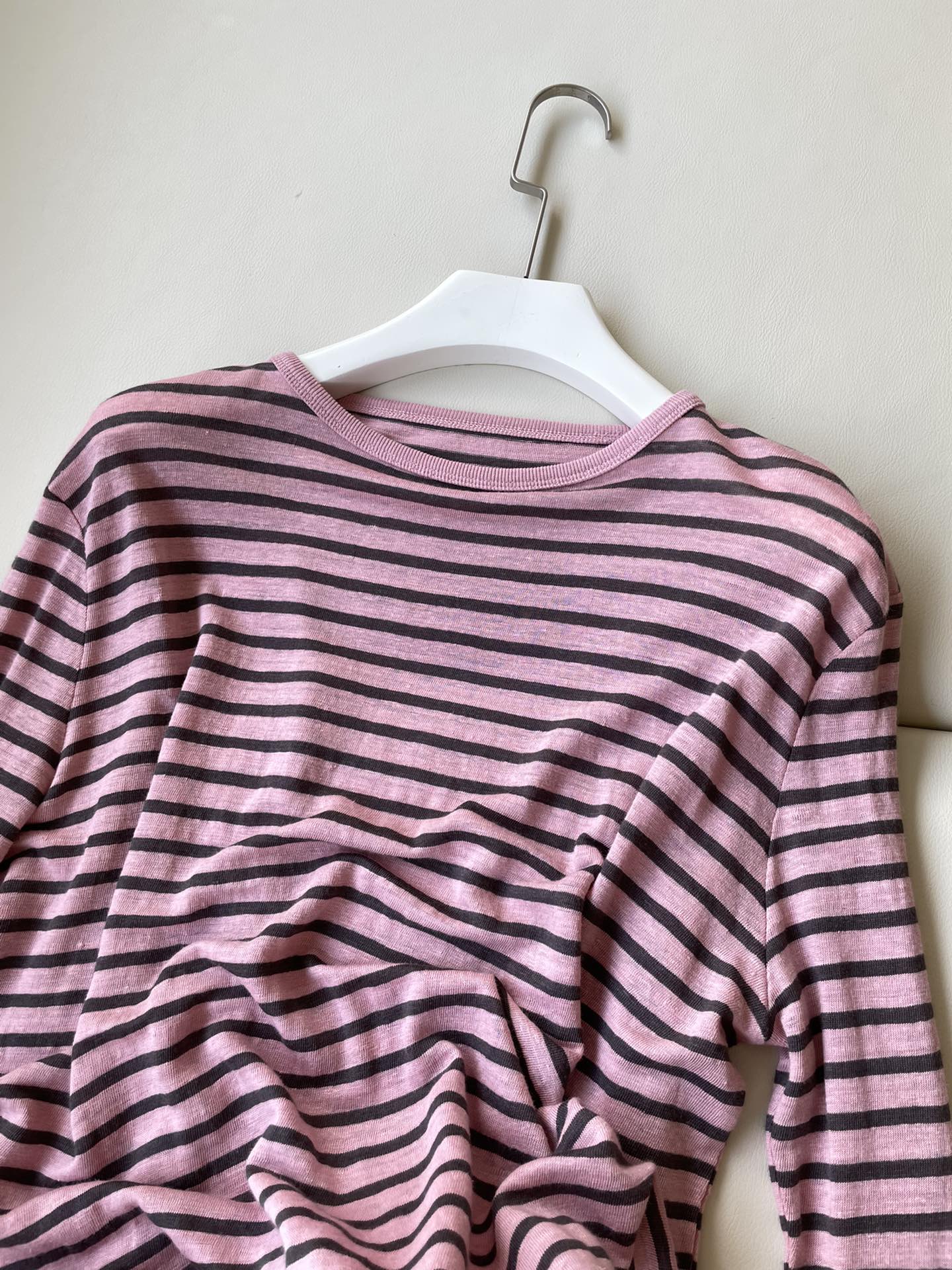 “Versatile Female Suit: King’s Pink Stripe Cufftee with Fresh Linen Comfort” - 图片 2