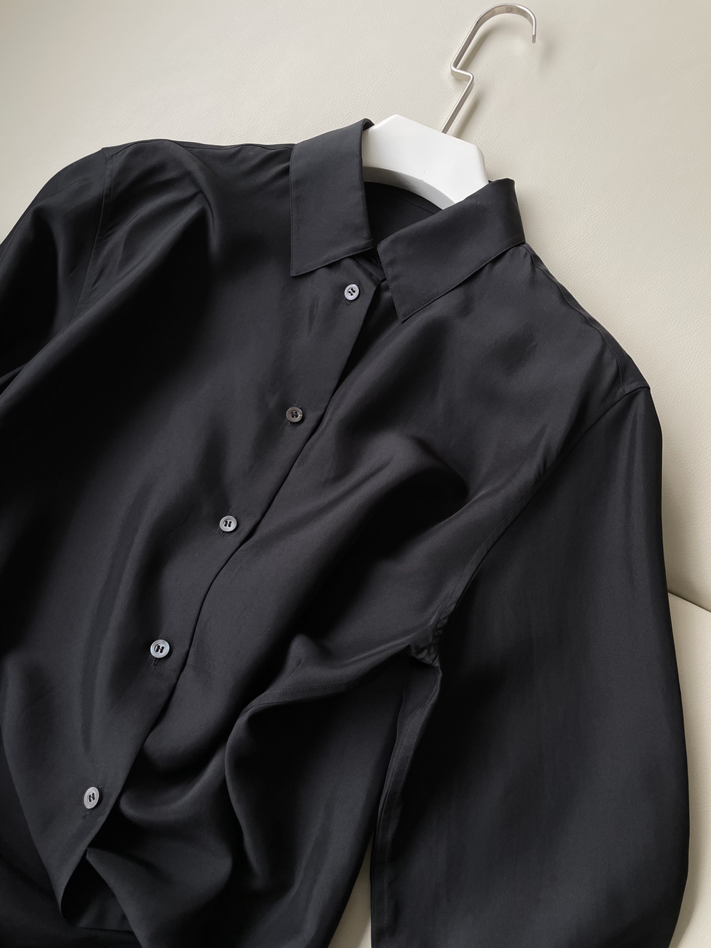 “Black Wired Shirt: Fashion Masterpiece for Women’s Suits, Soft Silk, Size SML” - 图片 2