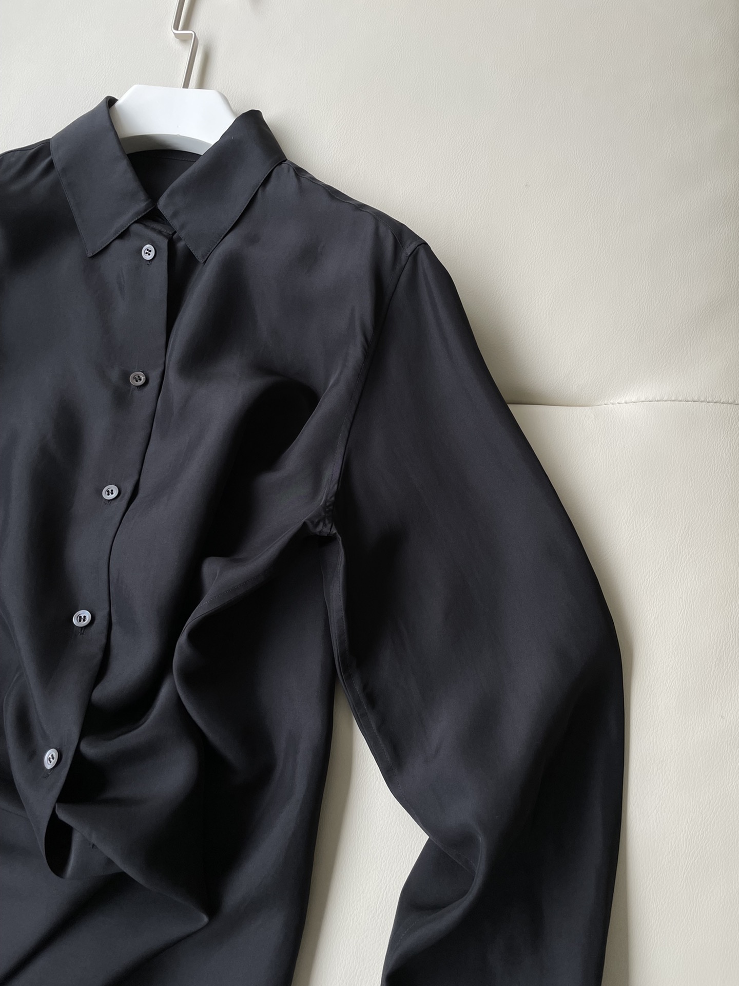 “Black Wired Shirt: Fashion Masterpiece for Women’s Suits, Soft Silk, Size SML” - 图片 5