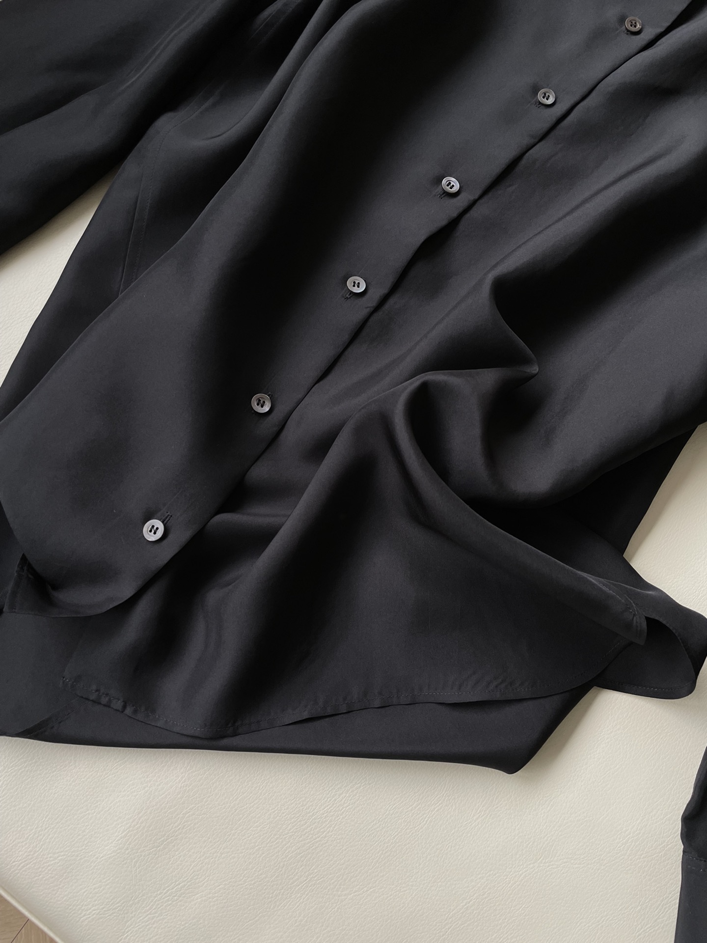 “Black Wired Shirt: Fashion Masterpiece for Women’s Suits, Soft Silk, Size SML” - 图片 4