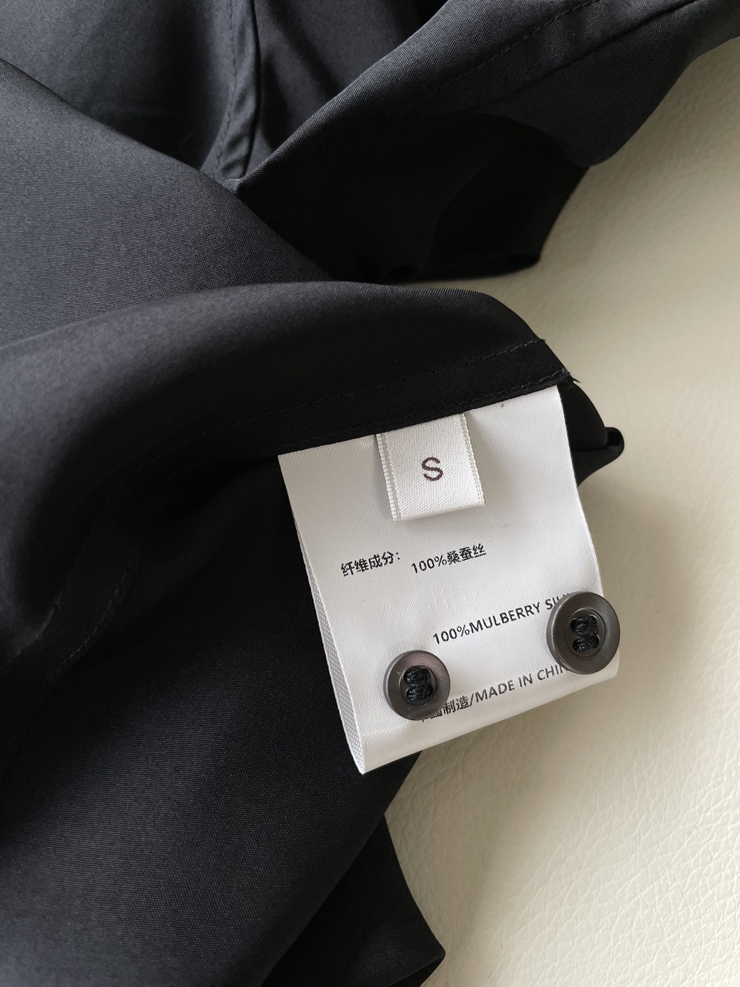 “Black Wired Shirt: Fashion Masterpiece for Women’s Suits, Soft Silk, Size SML” - 图片 6