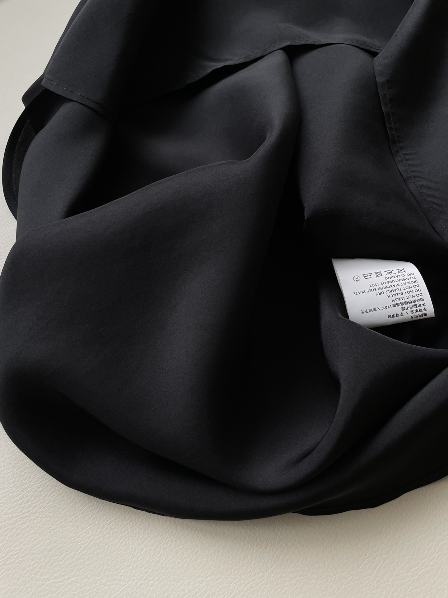 “Black Wired Shirt: Fashion Masterpiece for Women’s Suits, Soft Silk, Size SML” - 图片 7