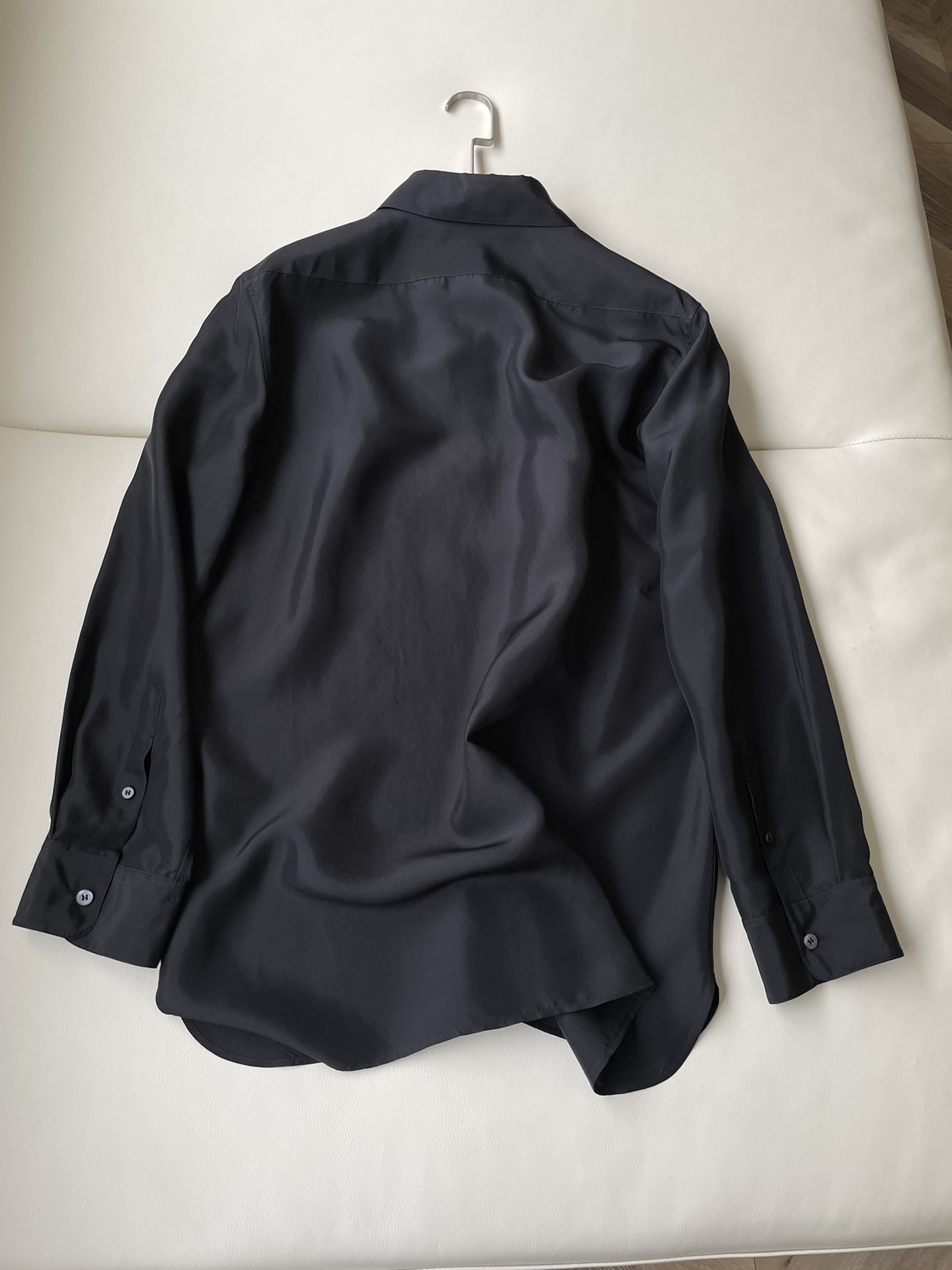 “Black Wired Shirt: Fashion Masterpiece for Women’s Suits, Soft Silk, Size SML” - 图片 8