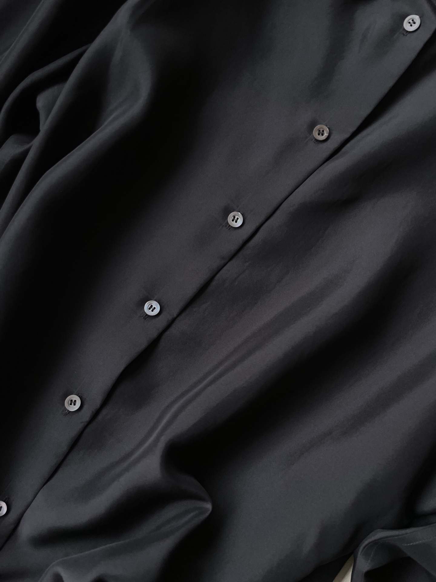 “Black Wired Shirt: Fashion Masterpiece for Women’s Suits, Soft Silk, Size SML” - 图片 3