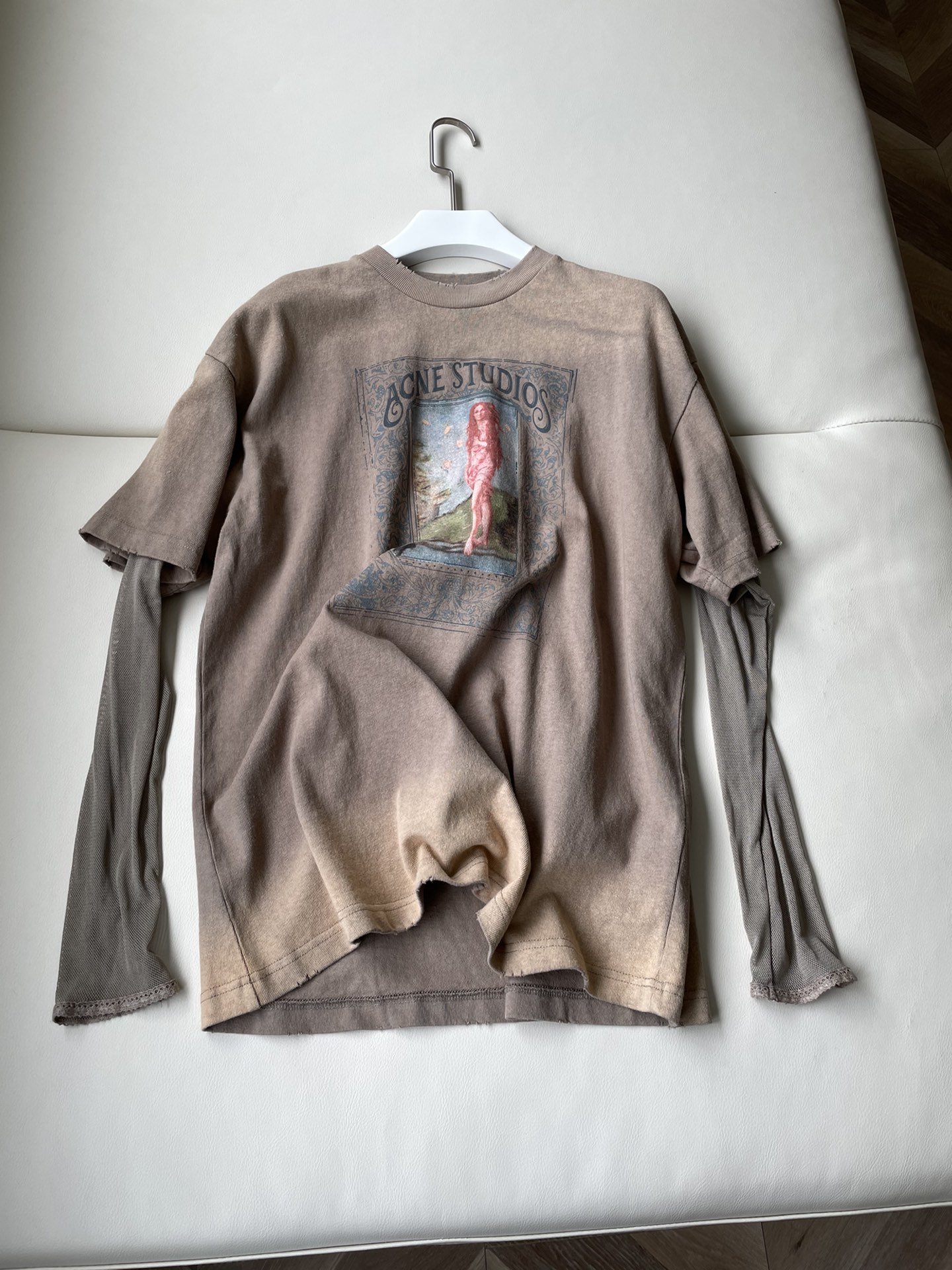 Acne 24春夏复古假两件T恤胸前的图案，来自意大利画家的作品《维纳斯的诞生》，很有街头感它做旧复古风在配上网纱拼接整体更有层次Oversize版型宽松又有型，百搭还很显瘦尺码：XS-S-M