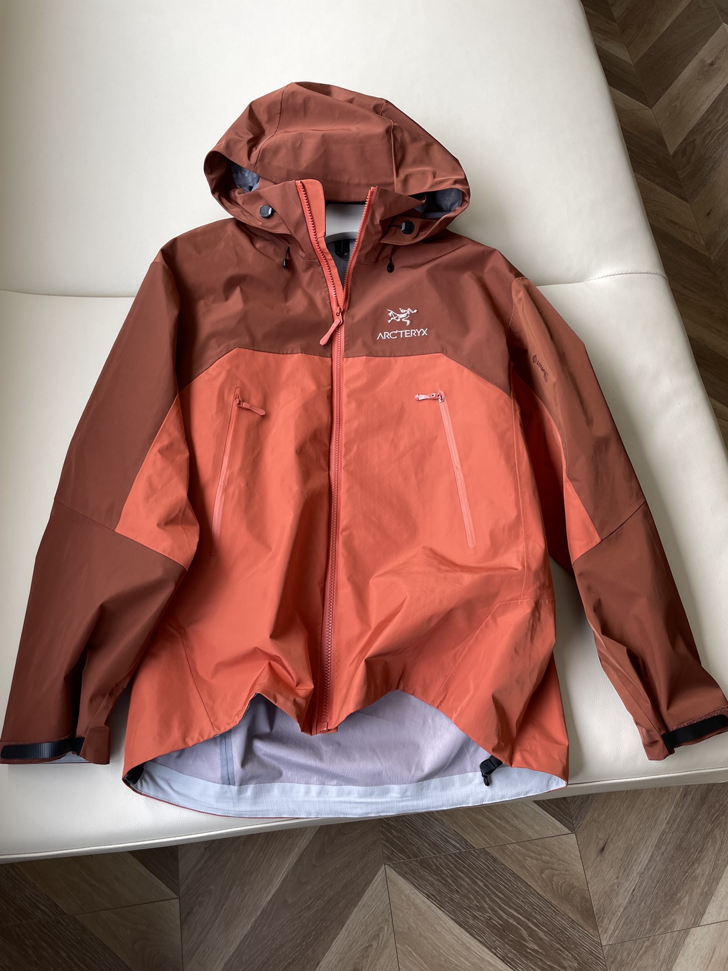 Arc’teryx BetaAR Jacket: High-Performance, Year-Round Mountain Riding Essential - 图片 1