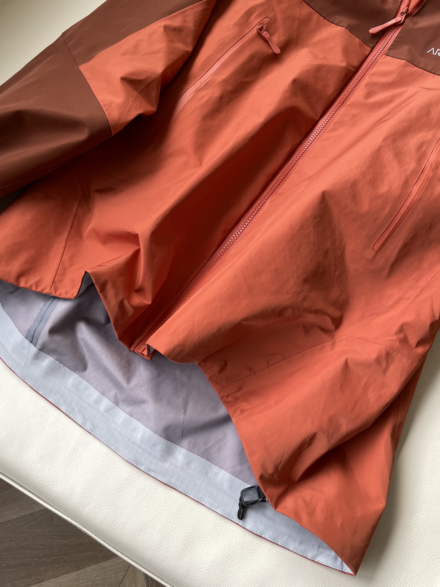 Arc’teryx BetaAR Jacket: High-Performance, Year-Round Mountain Riding Essential - 图片 3